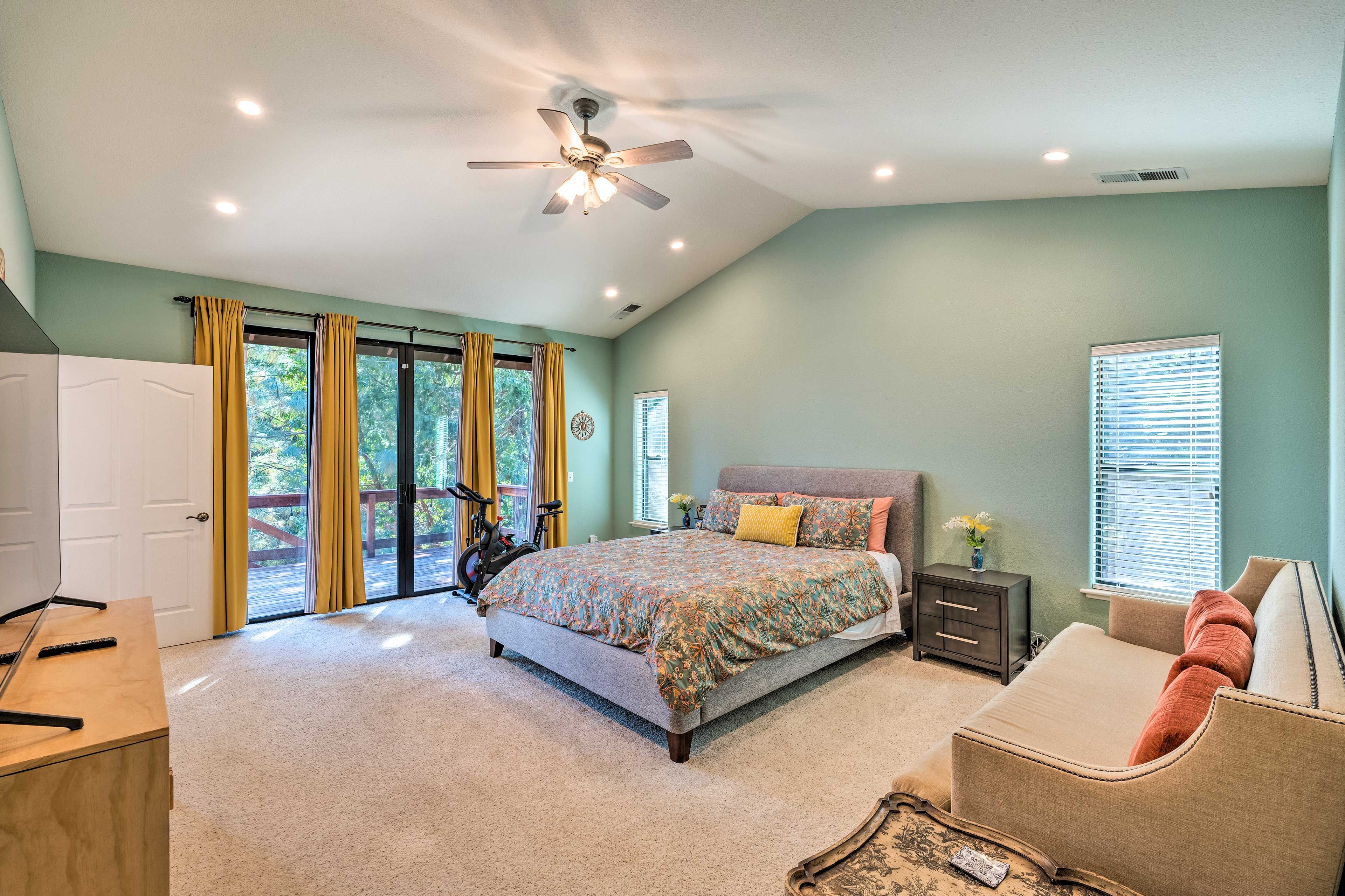 Bedroom 1 | California King Bed | Linens & Towels | Full En-Suite Bathroom