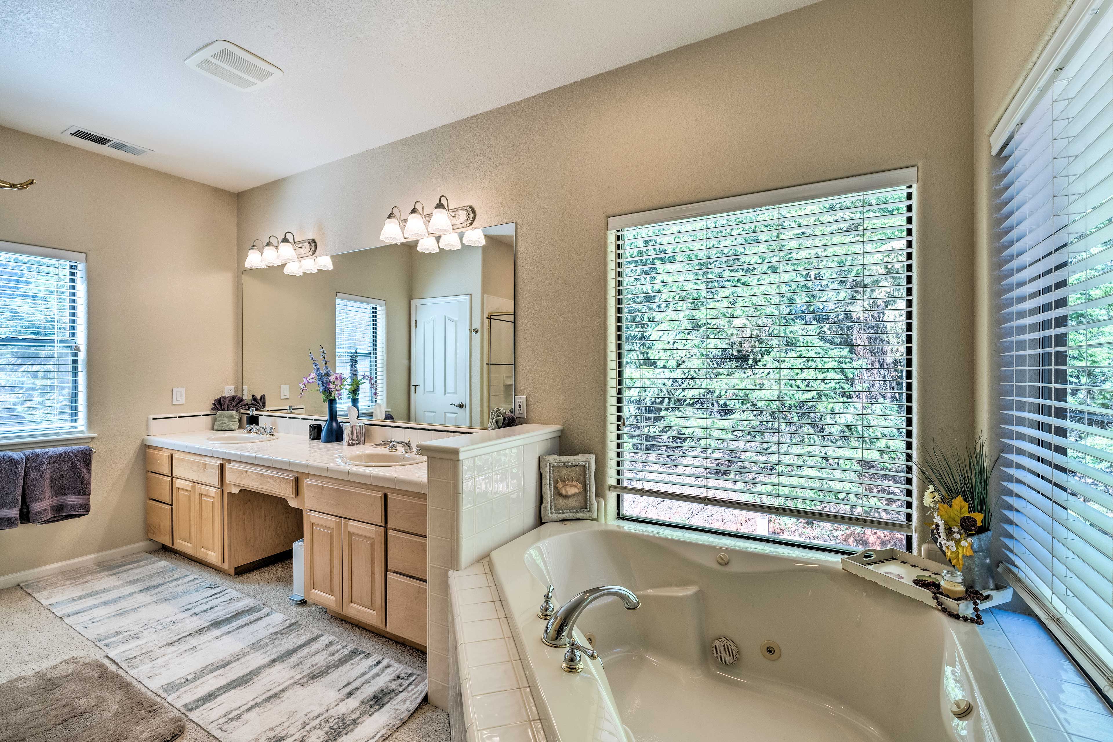 Full En-Suite Bathroom | Complimentary Toiletries | Jetted Tub