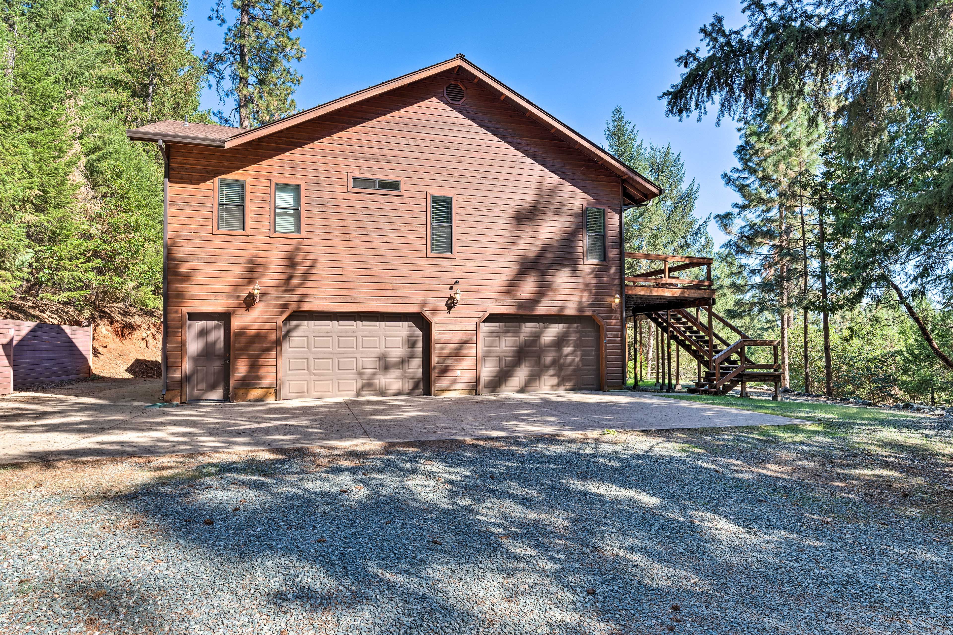 Parking | Driveway (3 Vehicles) | Garage (2 Vehicles) | RV/Trailer Parking