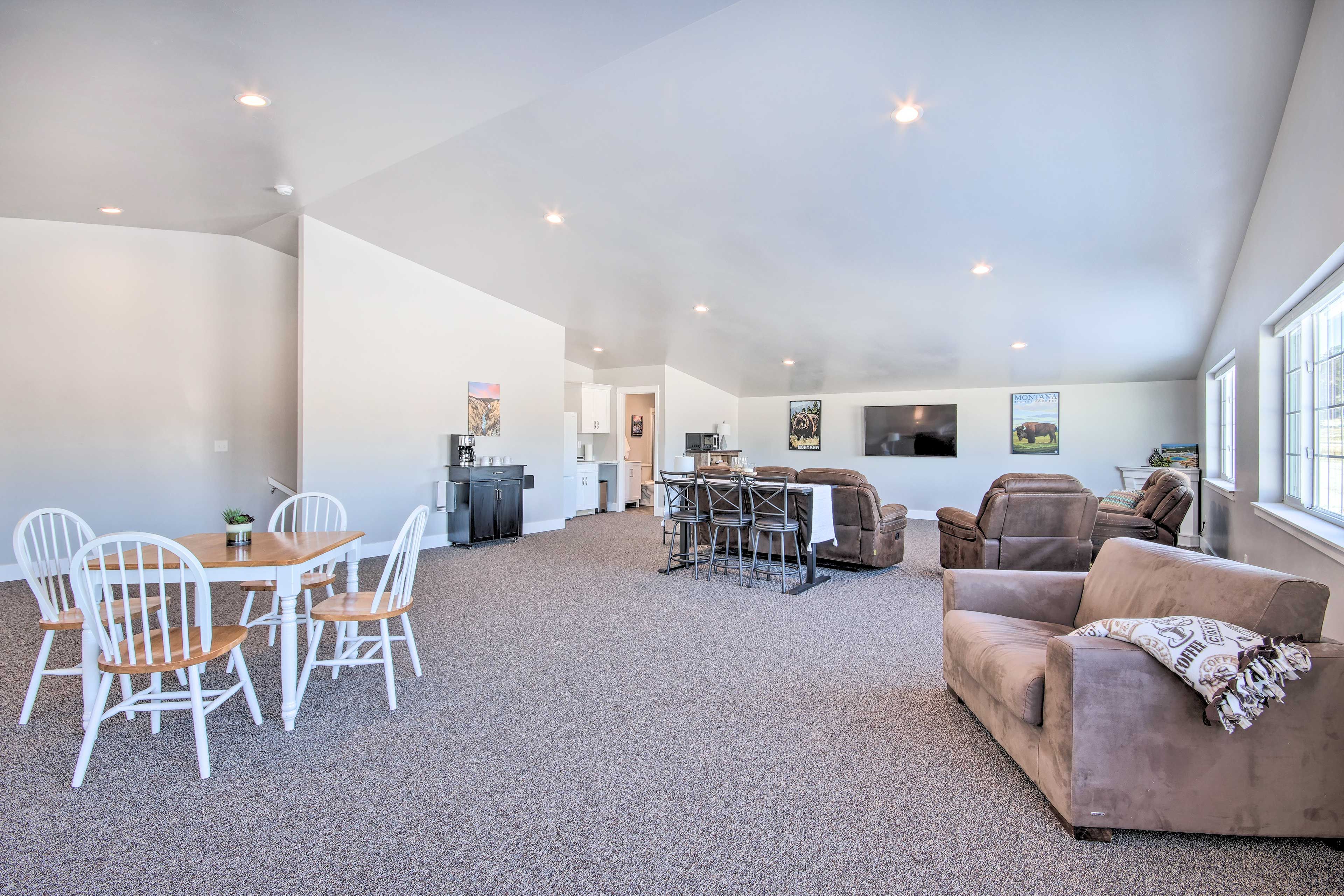 Dining Area | Dishware & Flatware Provided