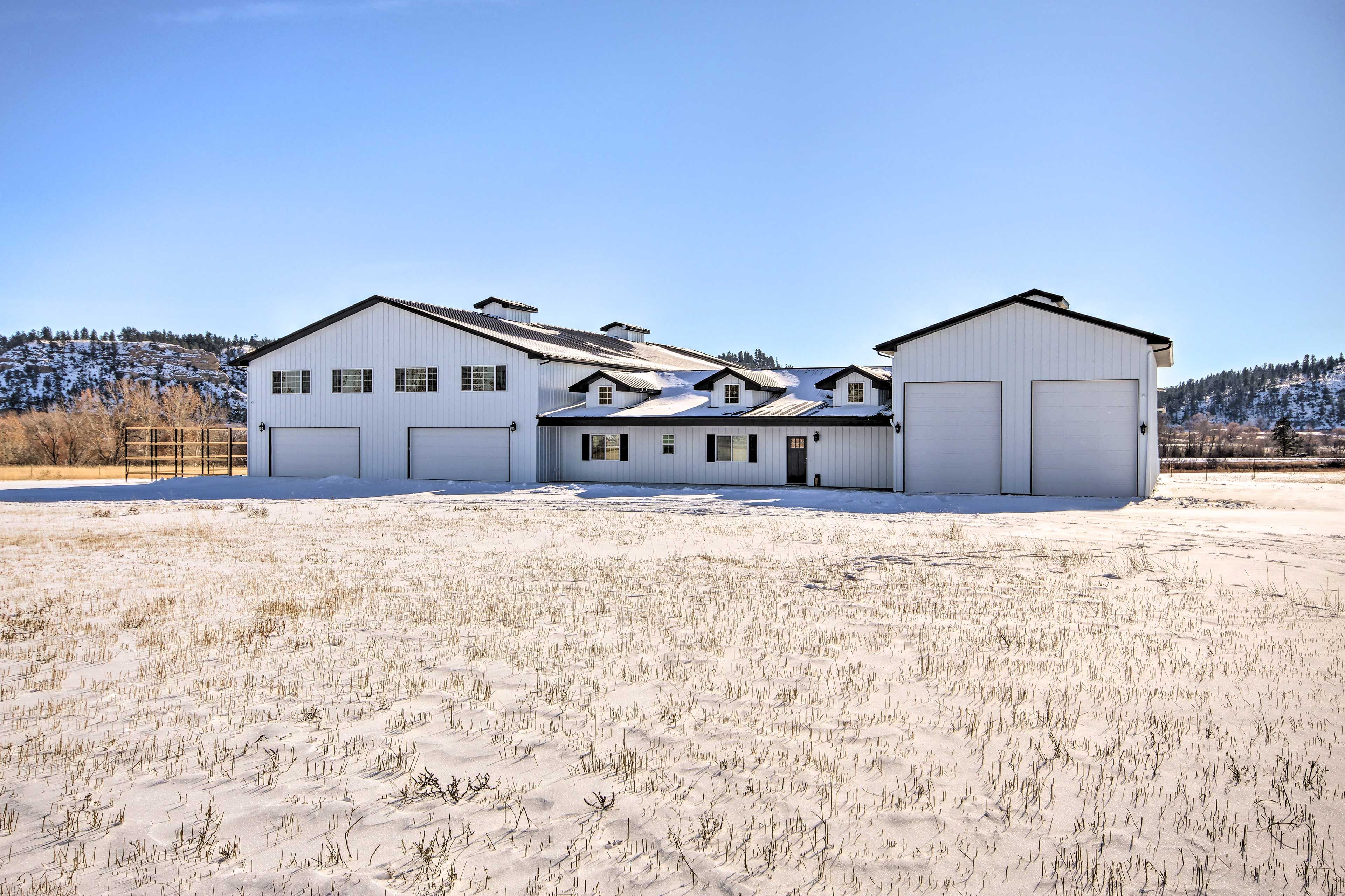 Joliet Vacation Rental | Studio | 1BA | 1,500 Sq Ft | Steps Required for Access