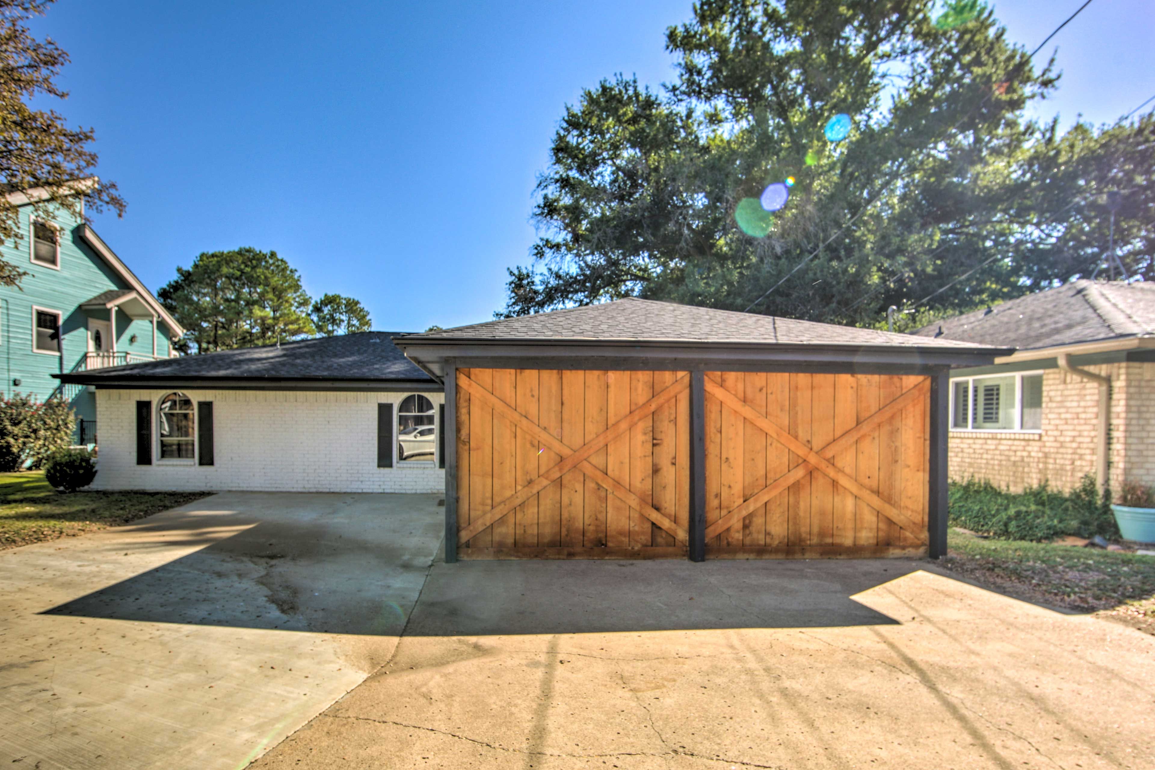 Exterior | Driveway (6 Vehicles)