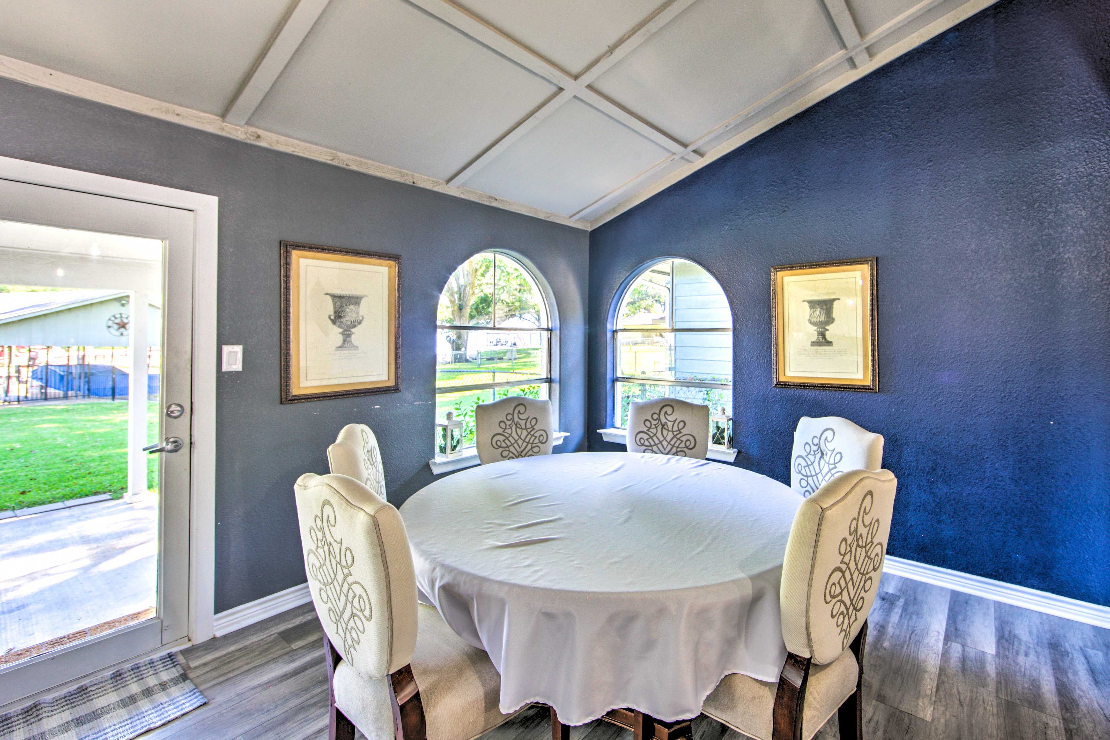 Dining Area | Dishware/Flatware Provided