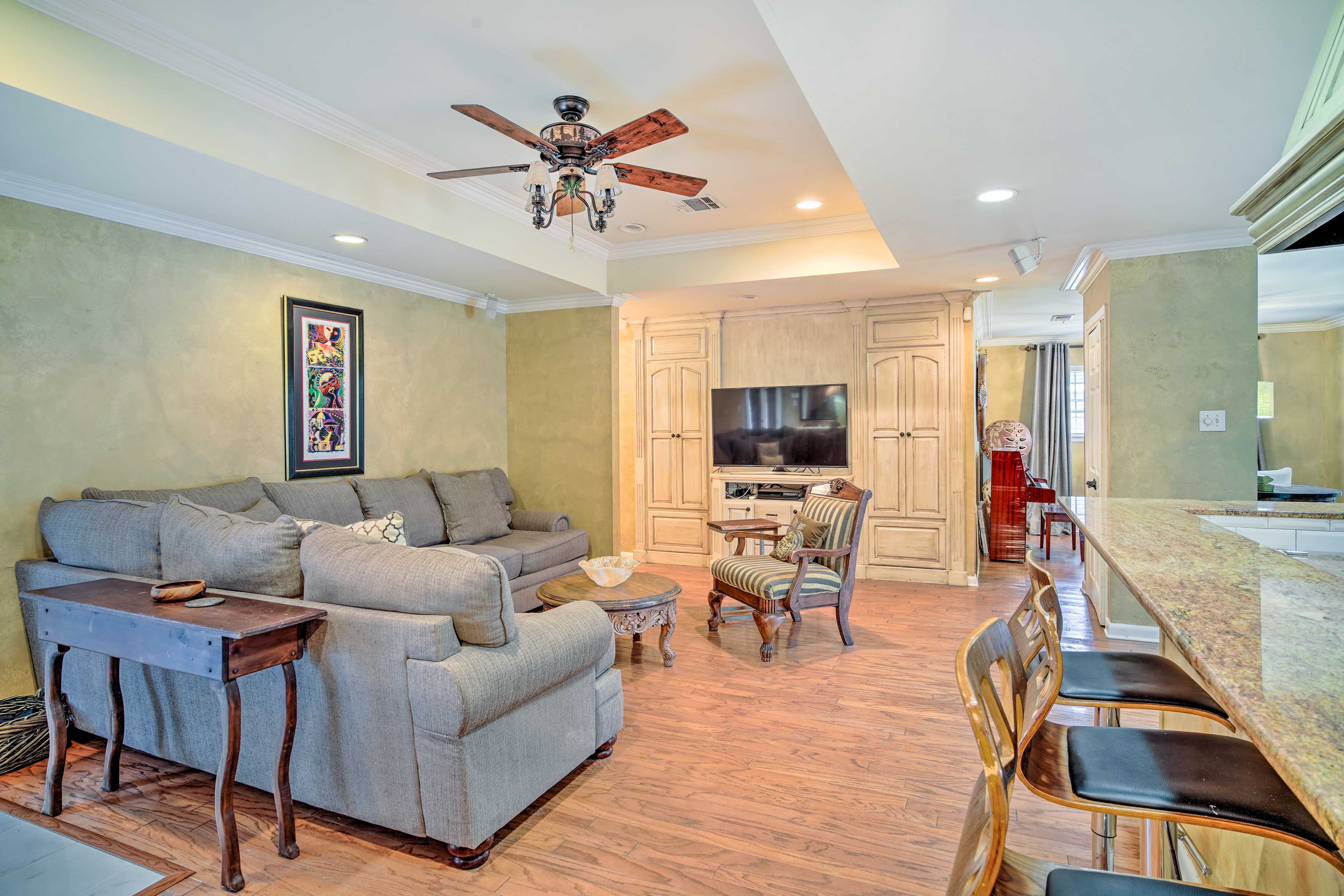 Living Room | Smart TV | Central A/C | Free WiFi