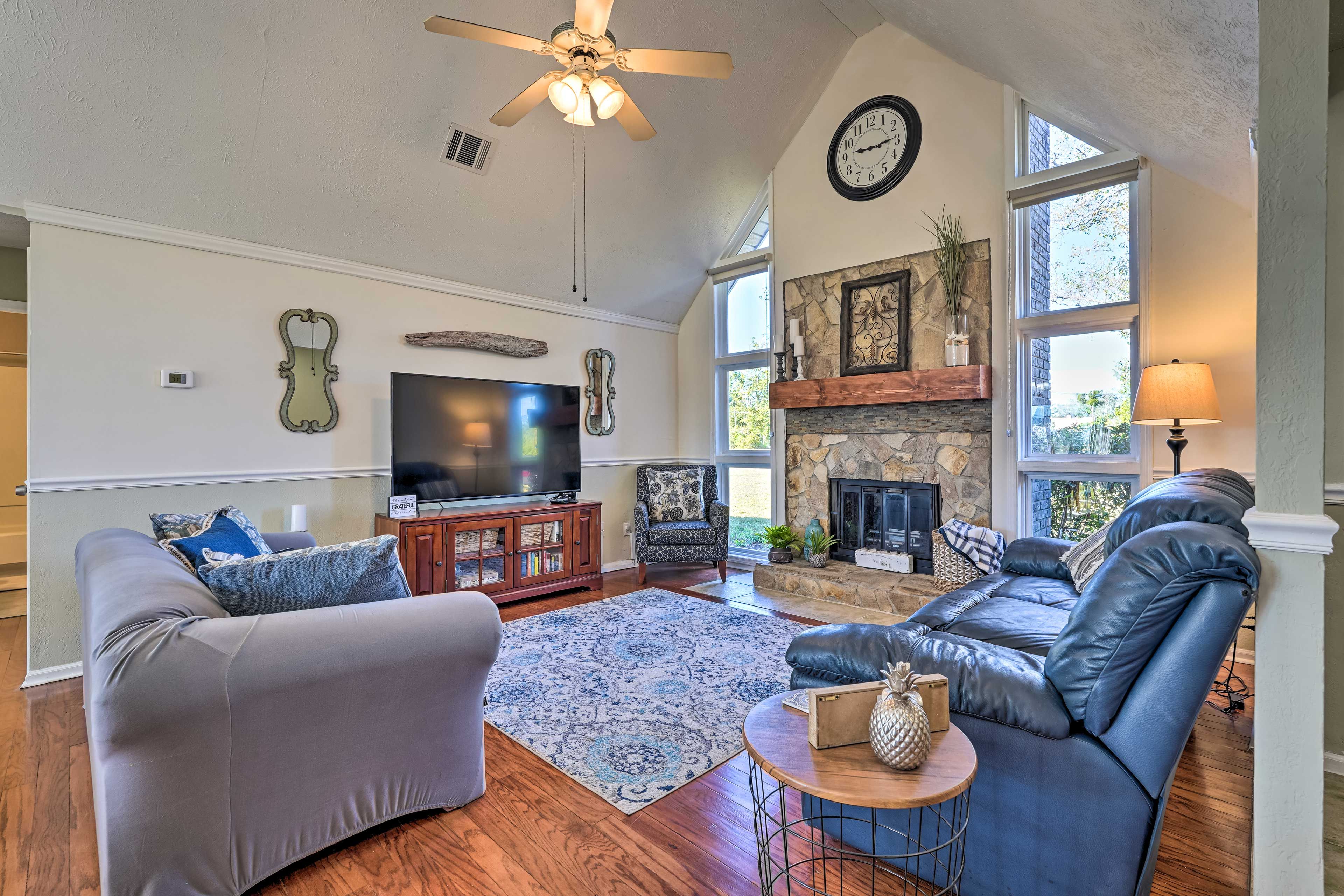 Living Area | Central A/C & Heat | Free WiFi | Smart TV w/ Cable | Fireplace