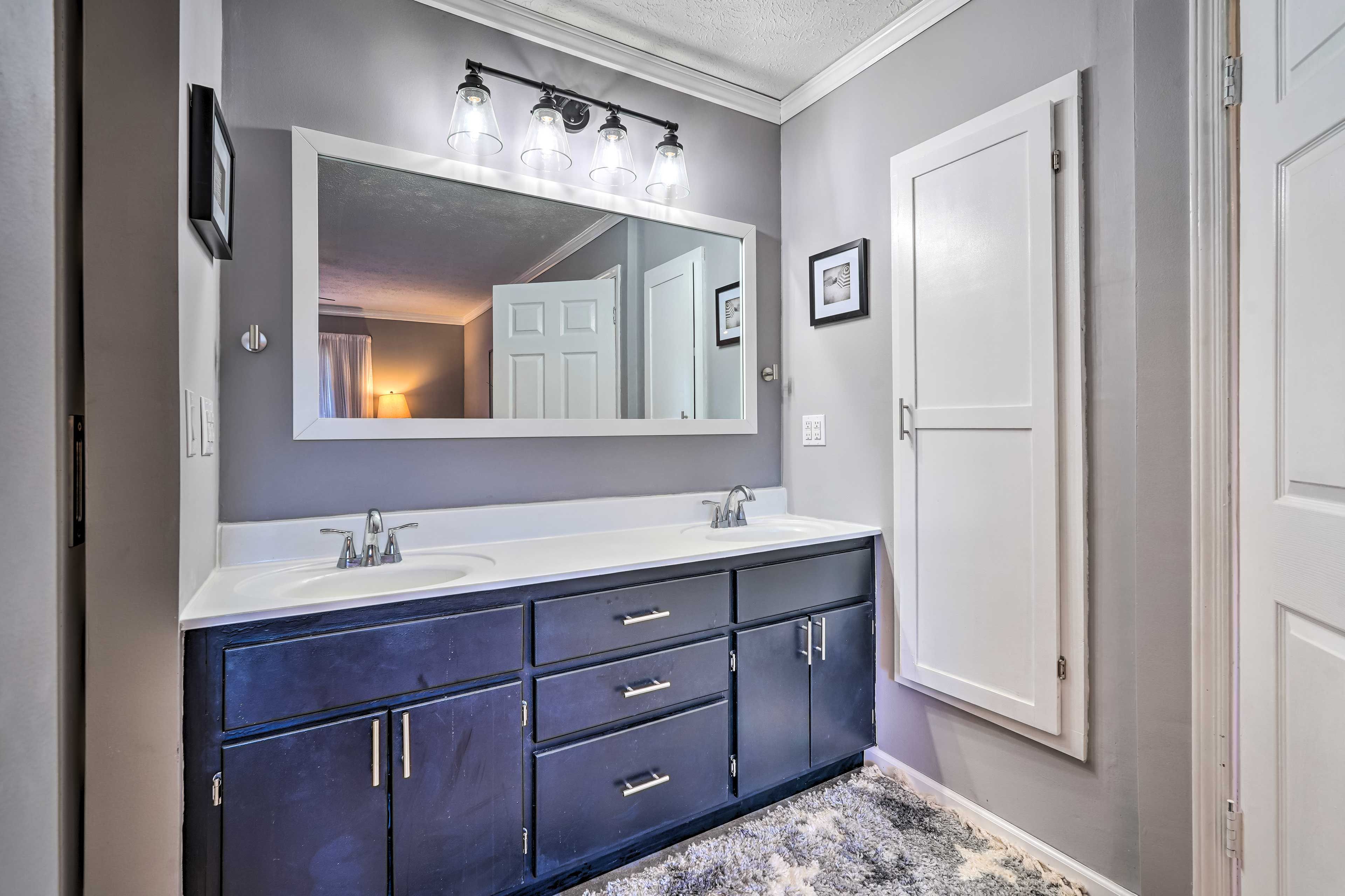 En-Suite Bathroom | Complimentary Toiletries | Towels Provided