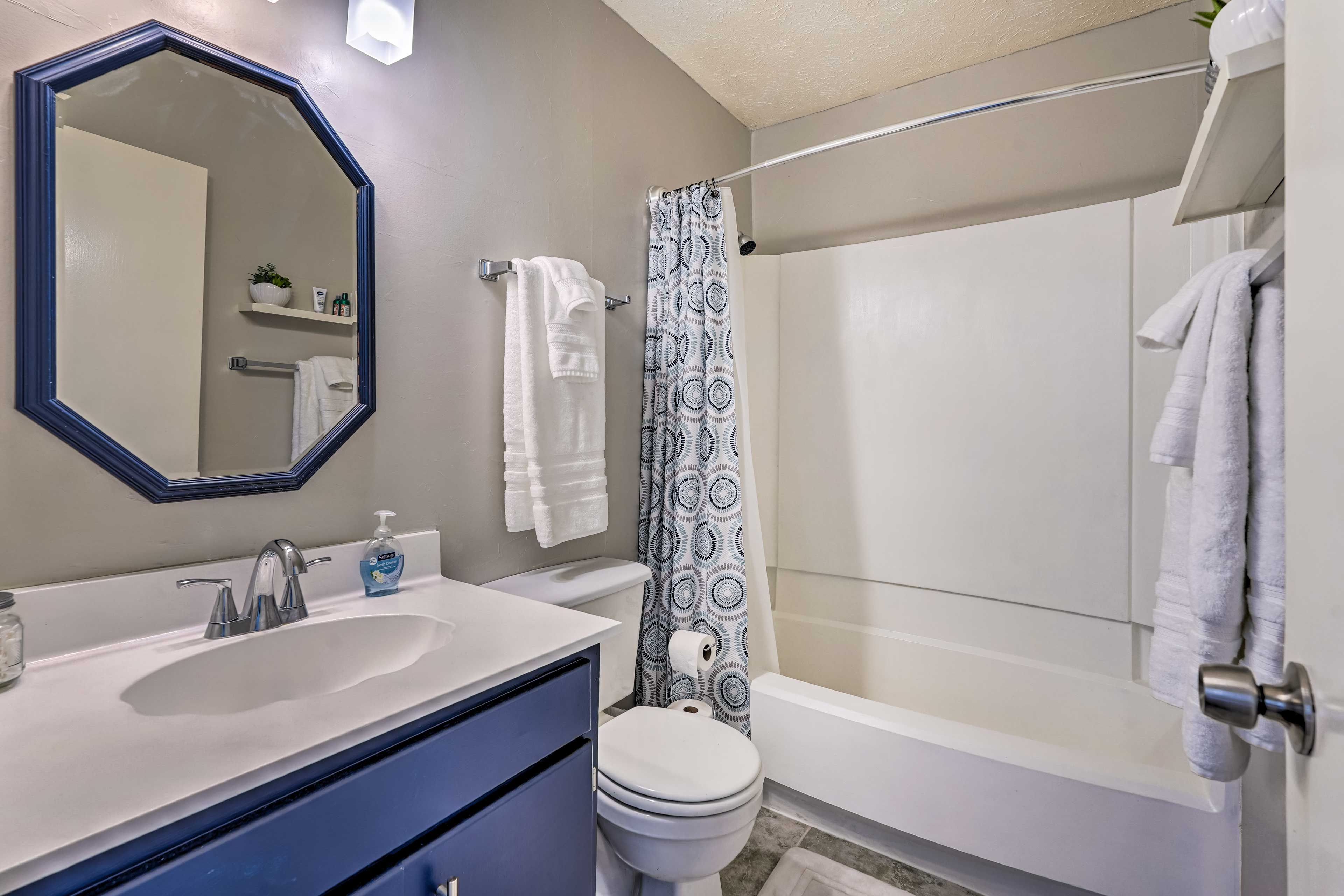 Full Bathroom | Complimentary Toiletries | Towels Provided