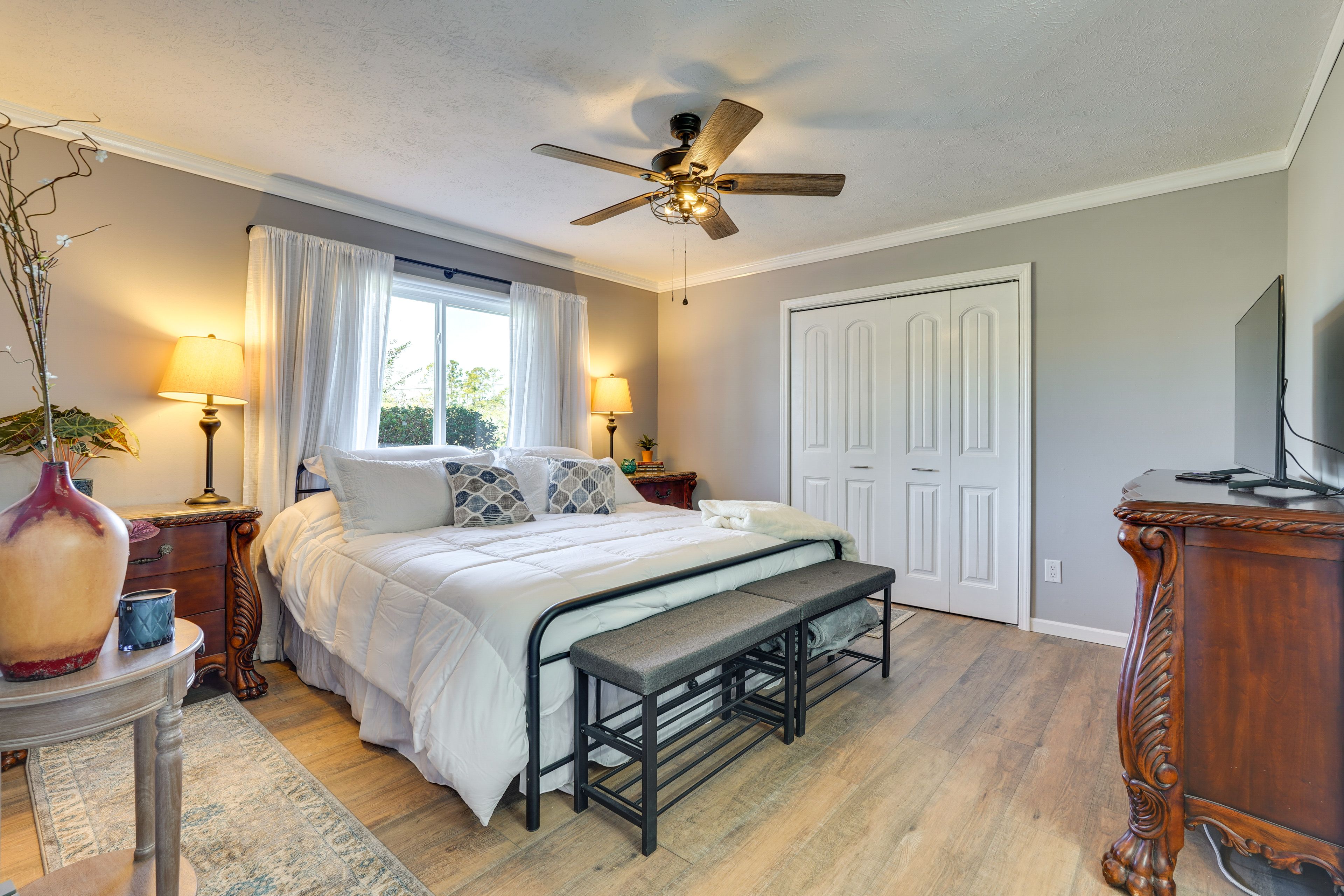 Bedroom Suite 1 | King Bed | Smart TV | En-Suite Bathroom