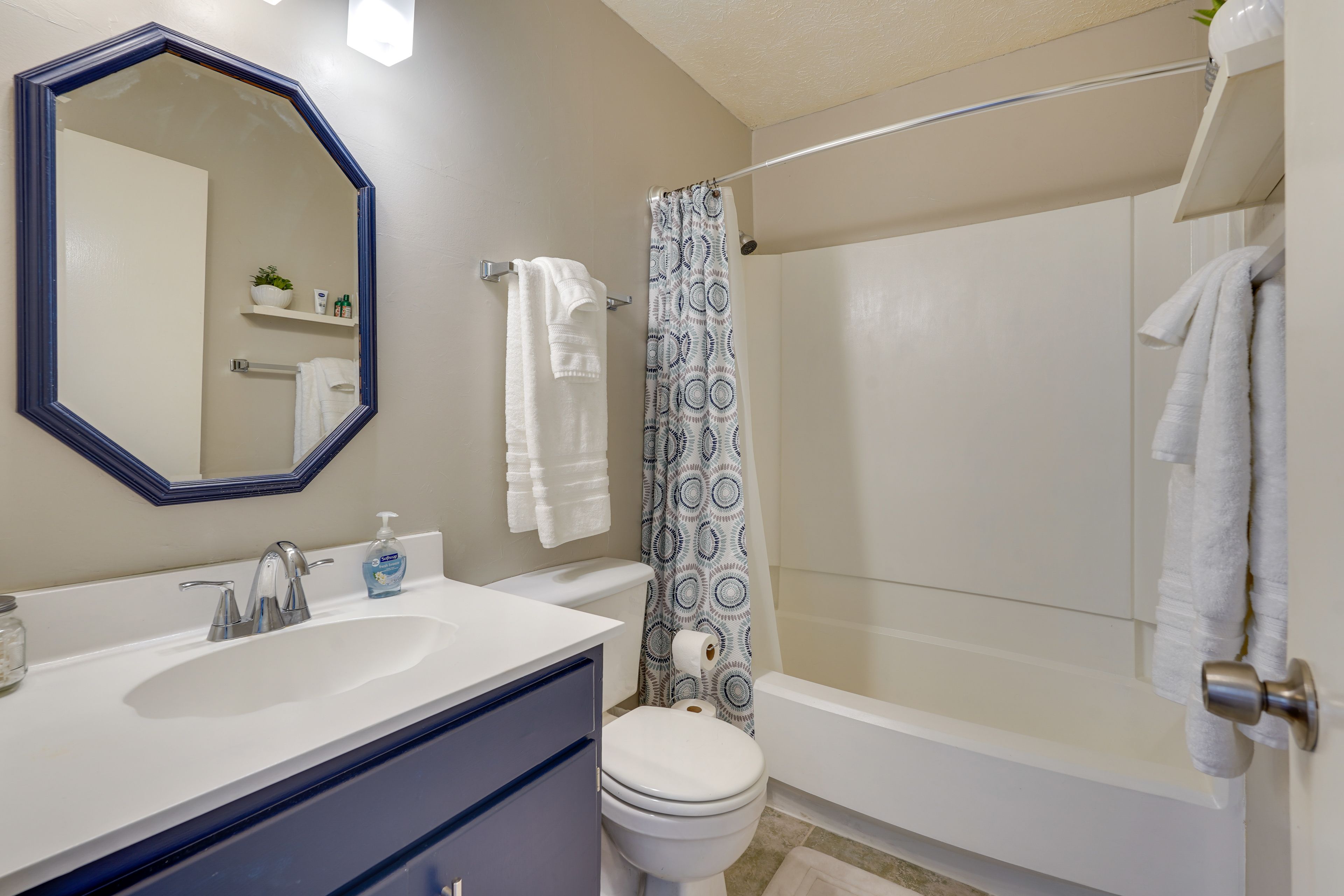 Full Bathroom | Complimentary Toiletries | Towels Provided