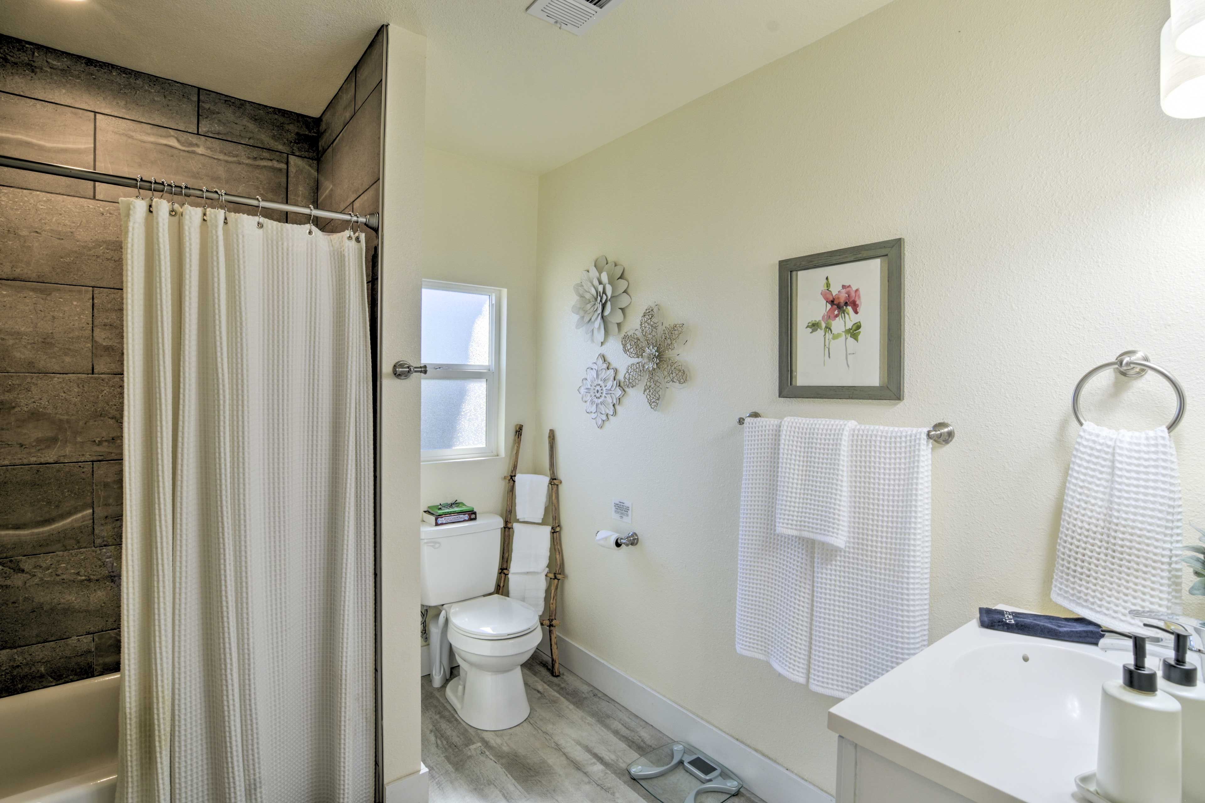 Full Bathroom | Complimentary Toiletries | Towels Provided
