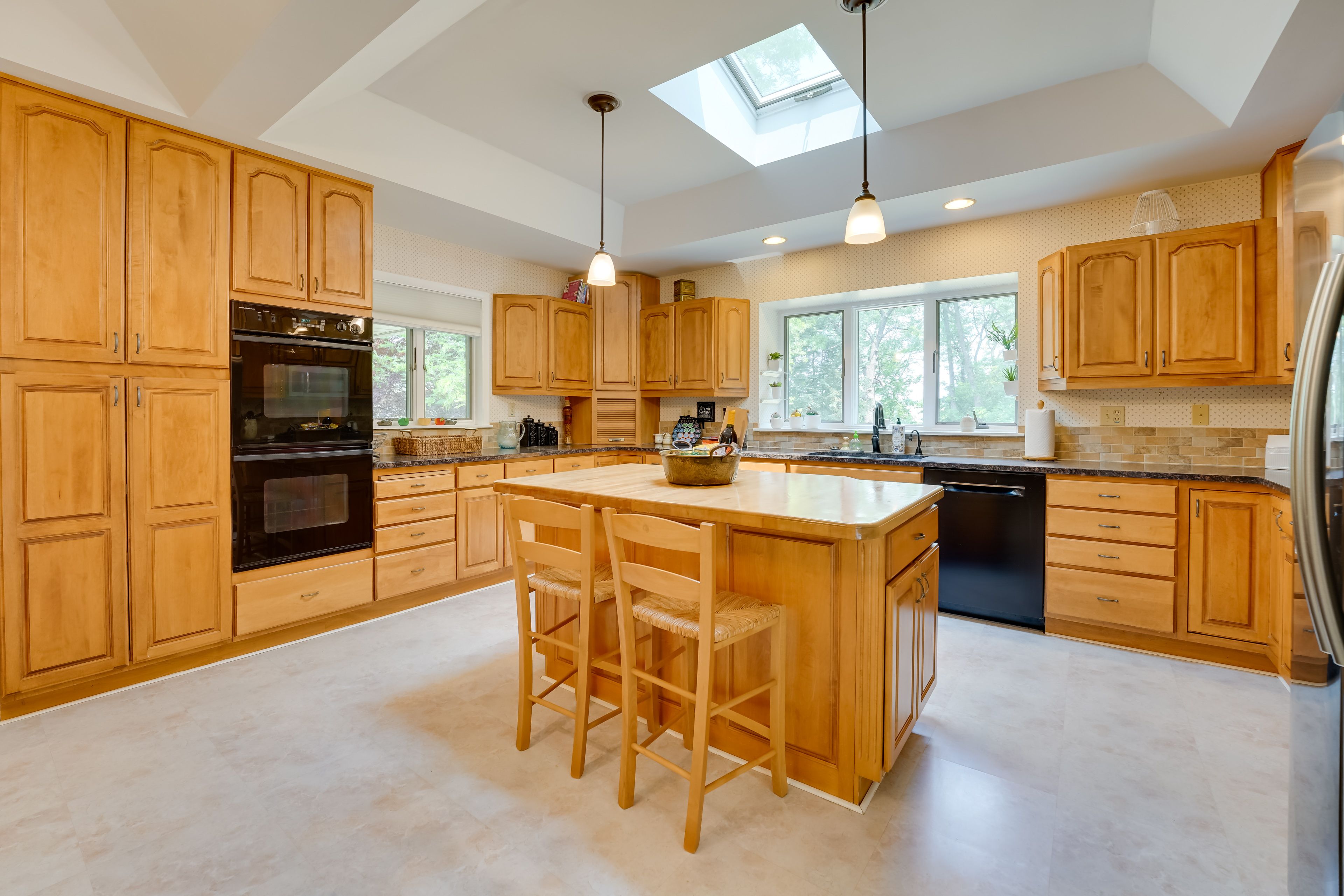 Kitchen | Main Floor | Keurig | Complimentary Coffee | Blender | Toaster
