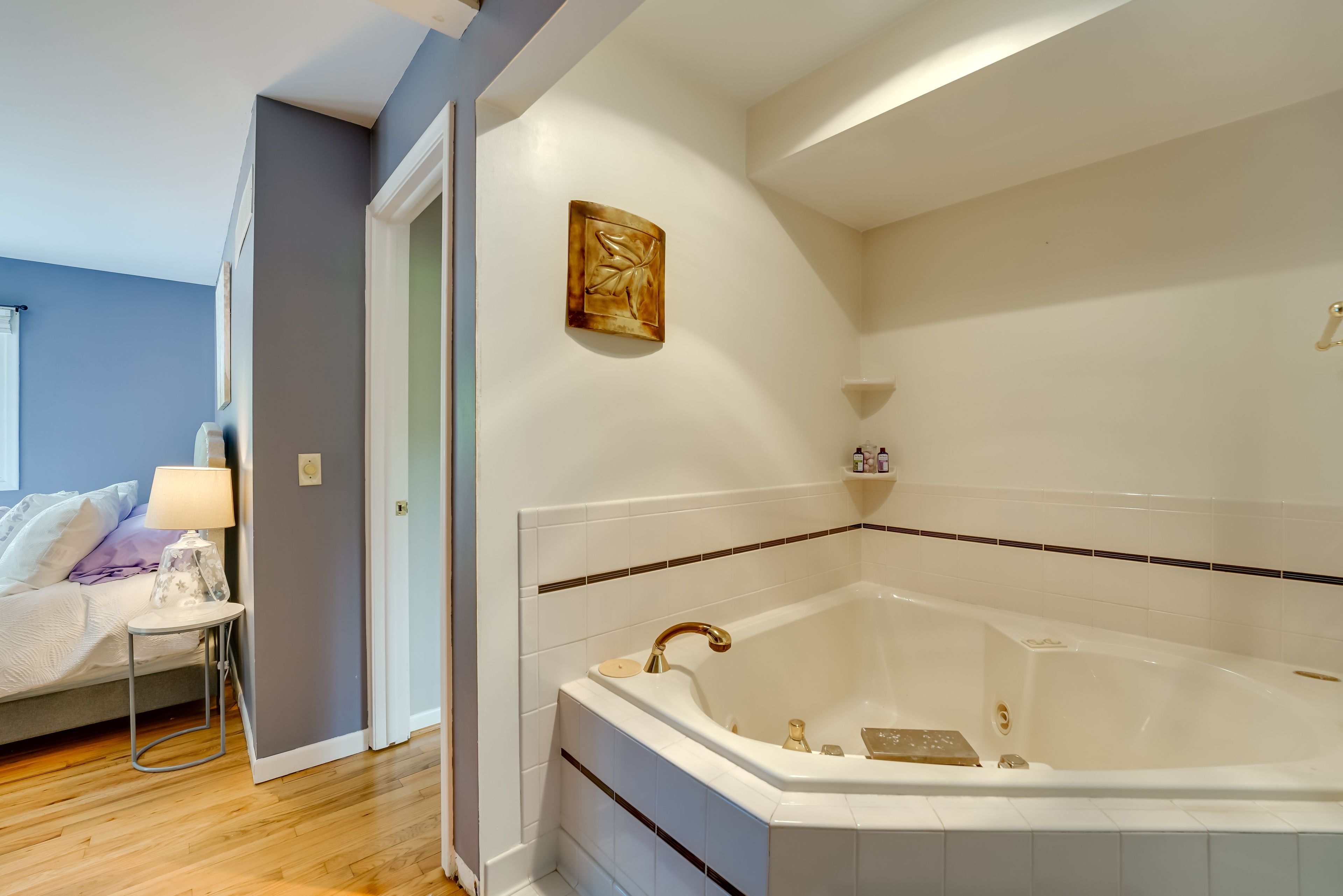 En-Suite Bathroom | Main Floor | Complimentary Toiletries | Towels Provided