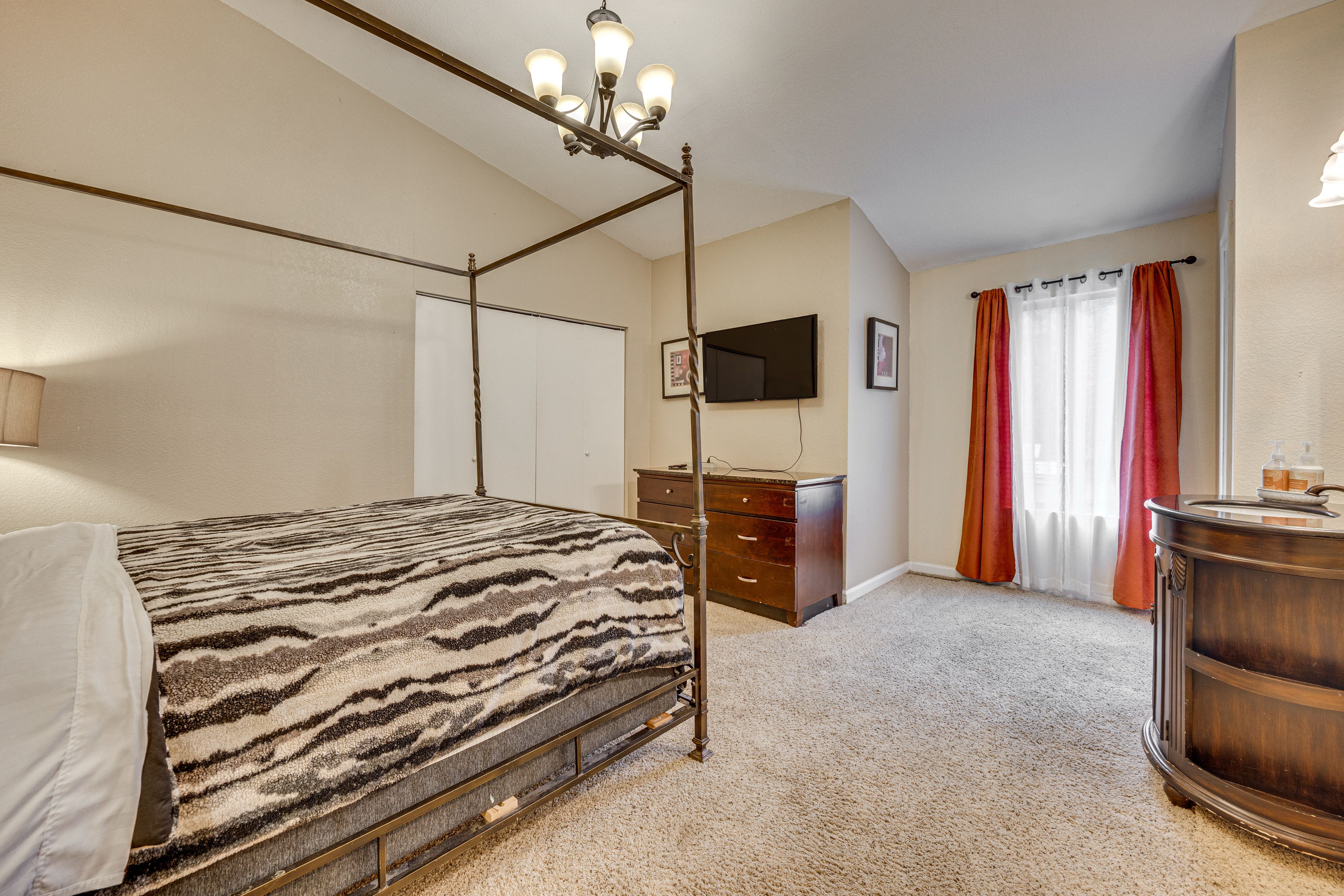 Bedroom 1 | Queen Bed | Main Floor