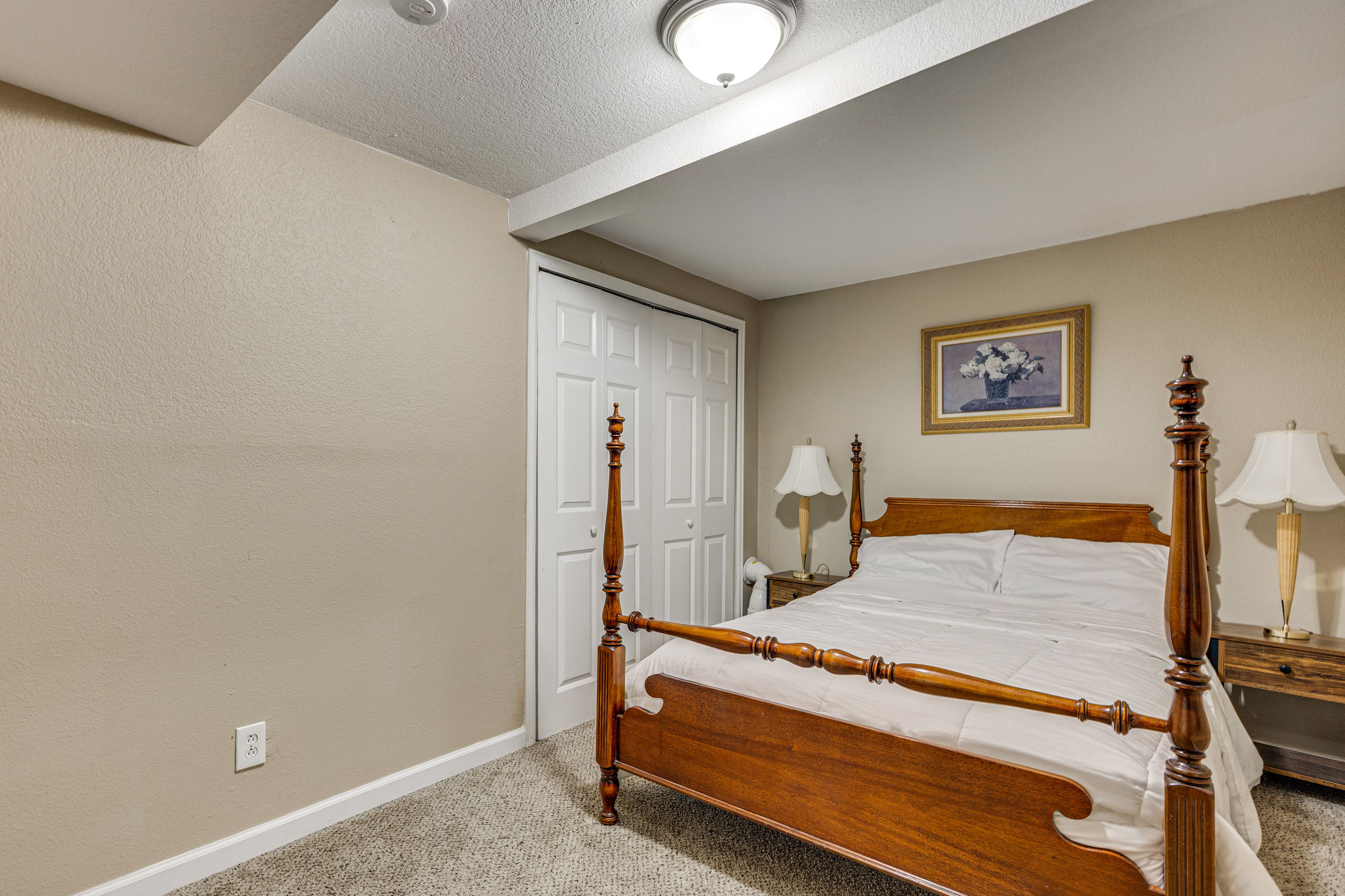Bonus Room | Queen Bed | Lower Level