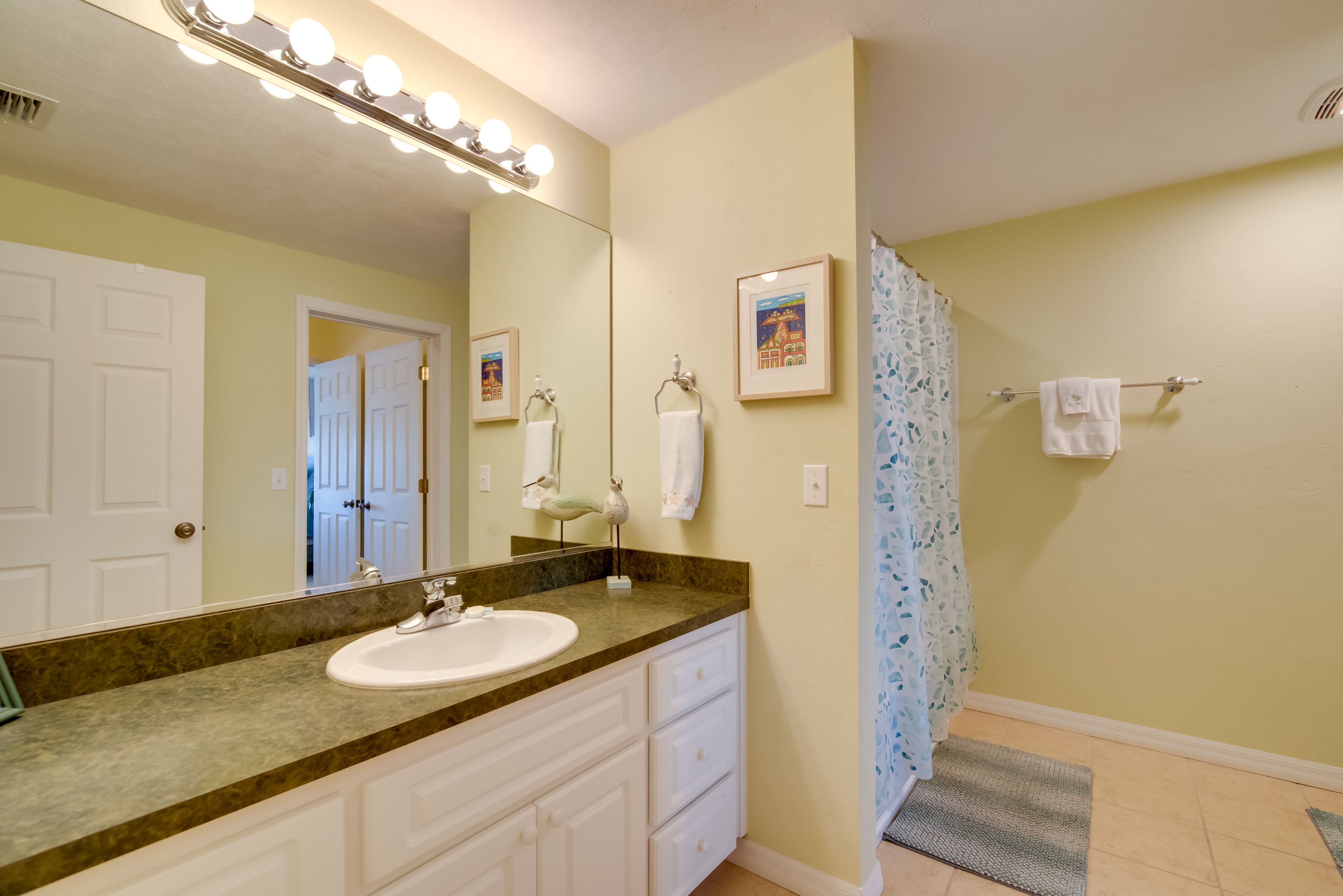 Full Bathroom | Shower/Tub Combo