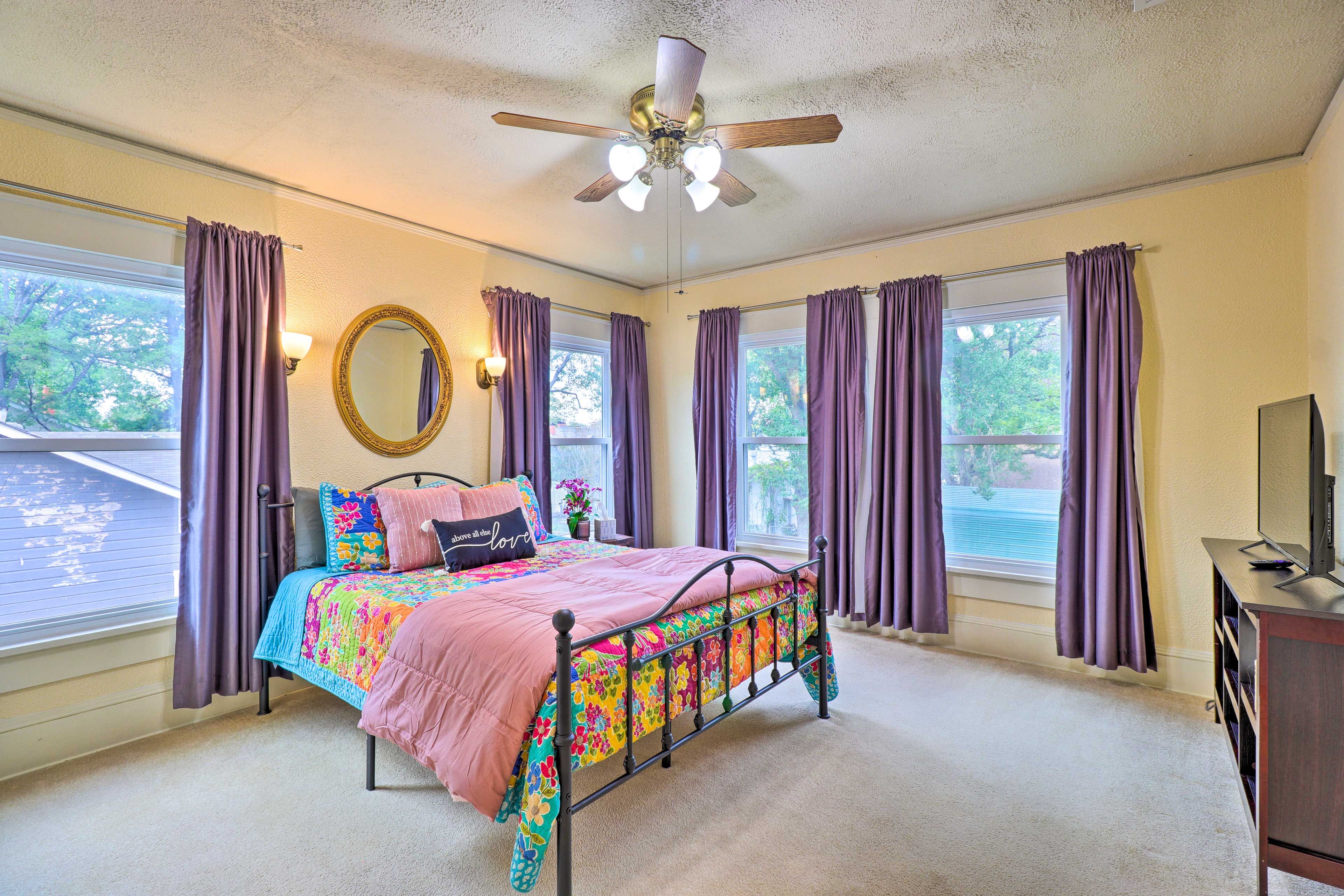 Bedroom 2 | Queen Bed | Smart TV | Walk-In Closet | 2nd Floor