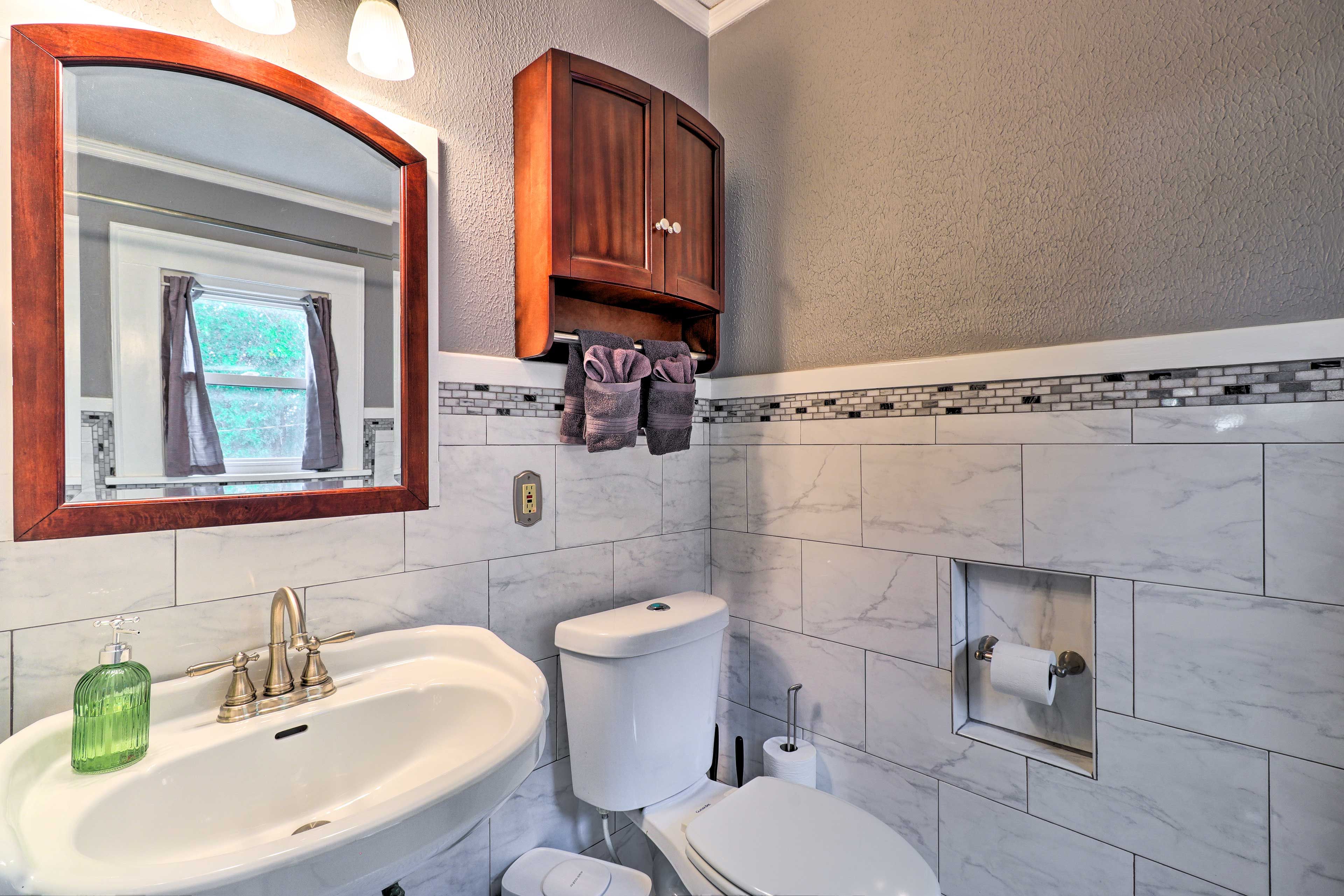 Full Bathroom | Shower/Tub Combo | 2nd Floor