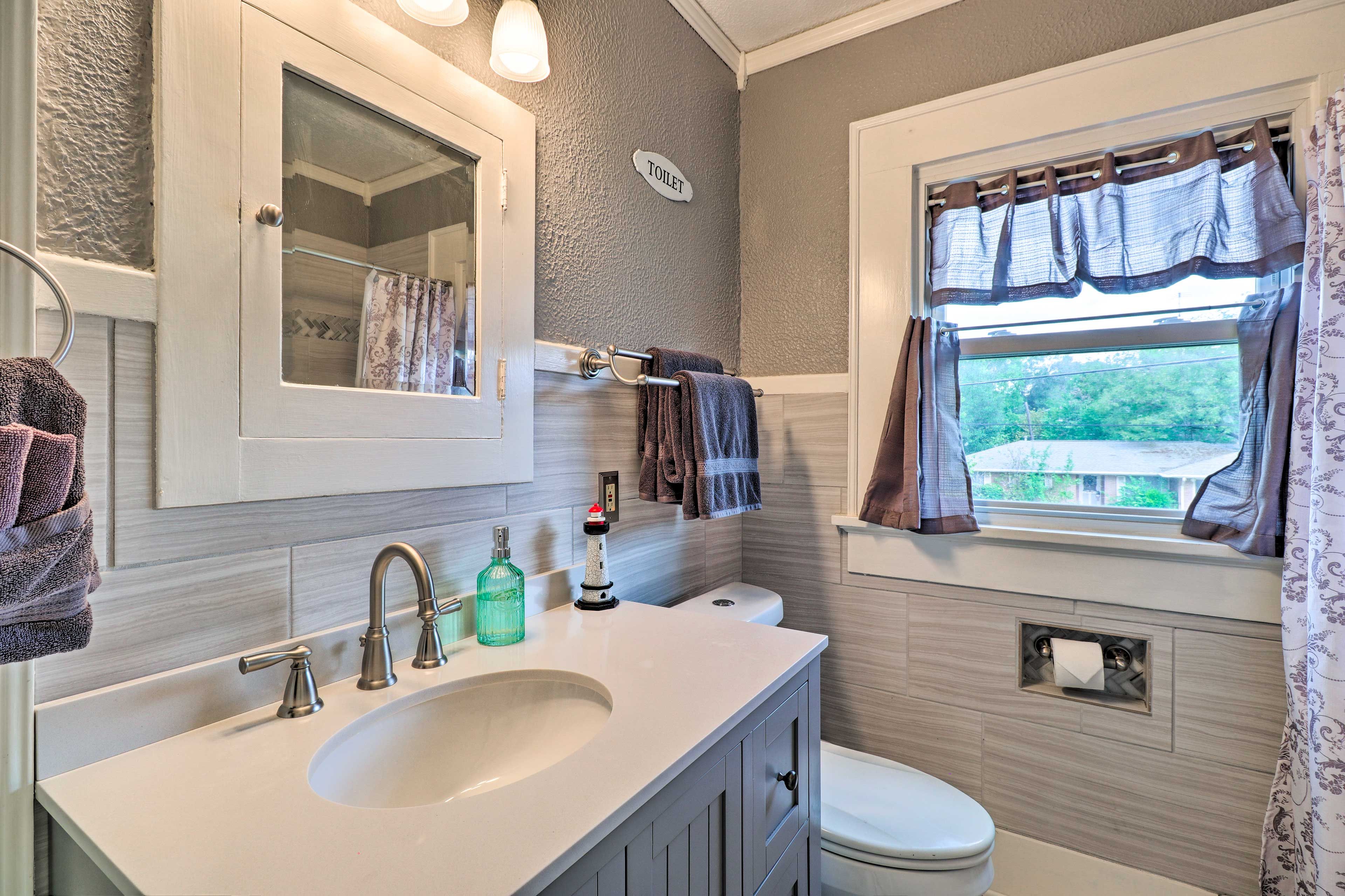 Full Bathroom | Walk-In Shower | Towels Provided | 2nd Floor