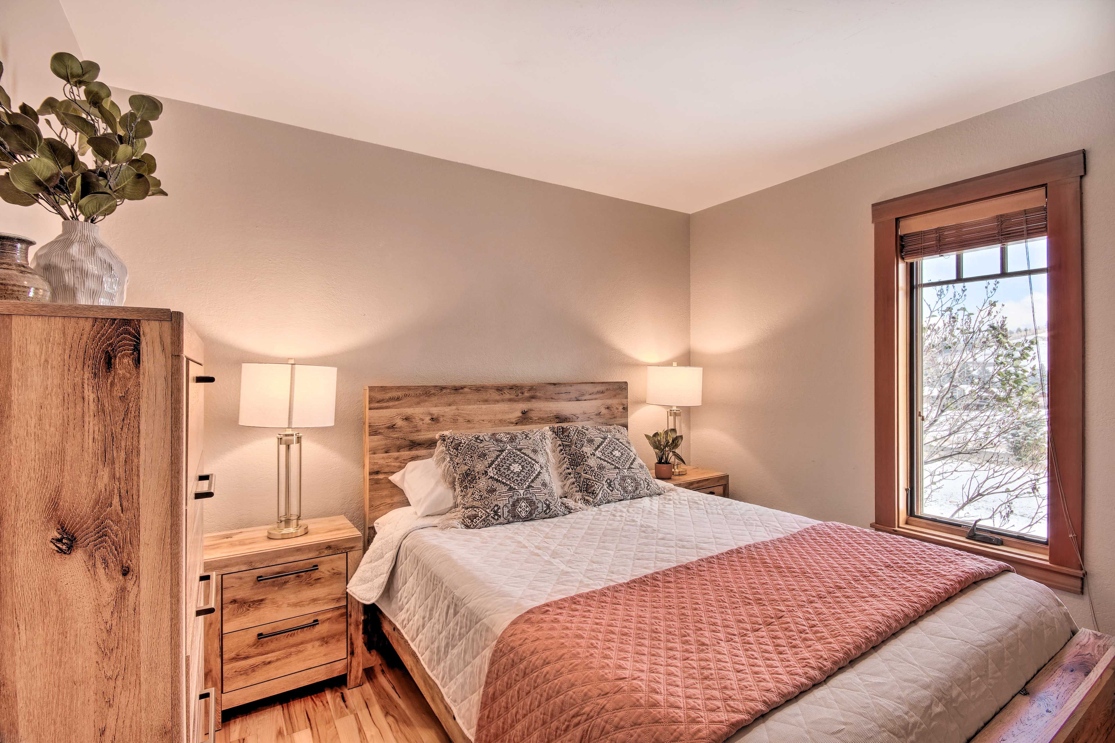 Bedroom 2 | Queen Bed | 1st Floor | Hangers