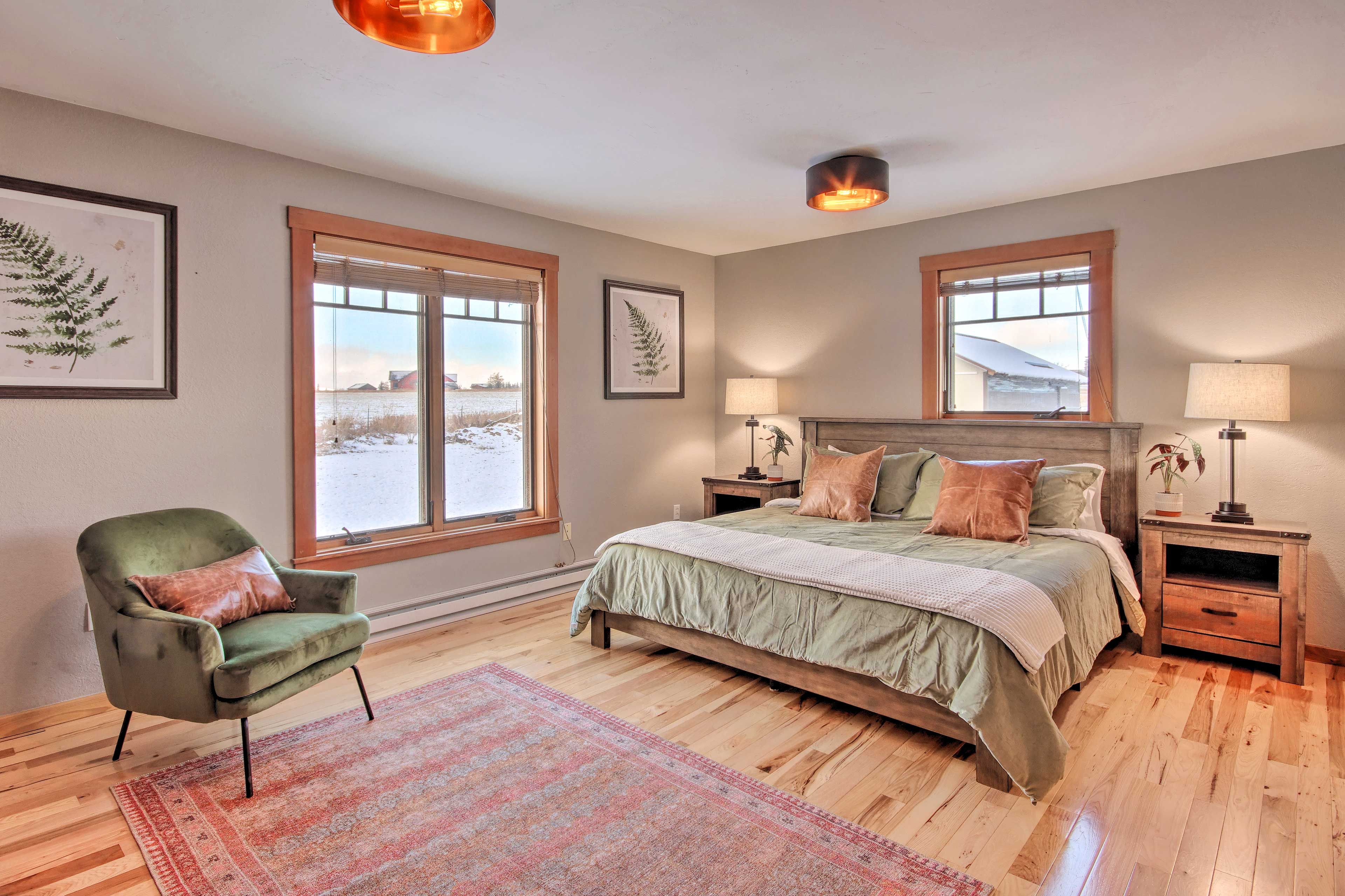 Bedroom 1 | King Bed | 1st Floor | Linens Provided