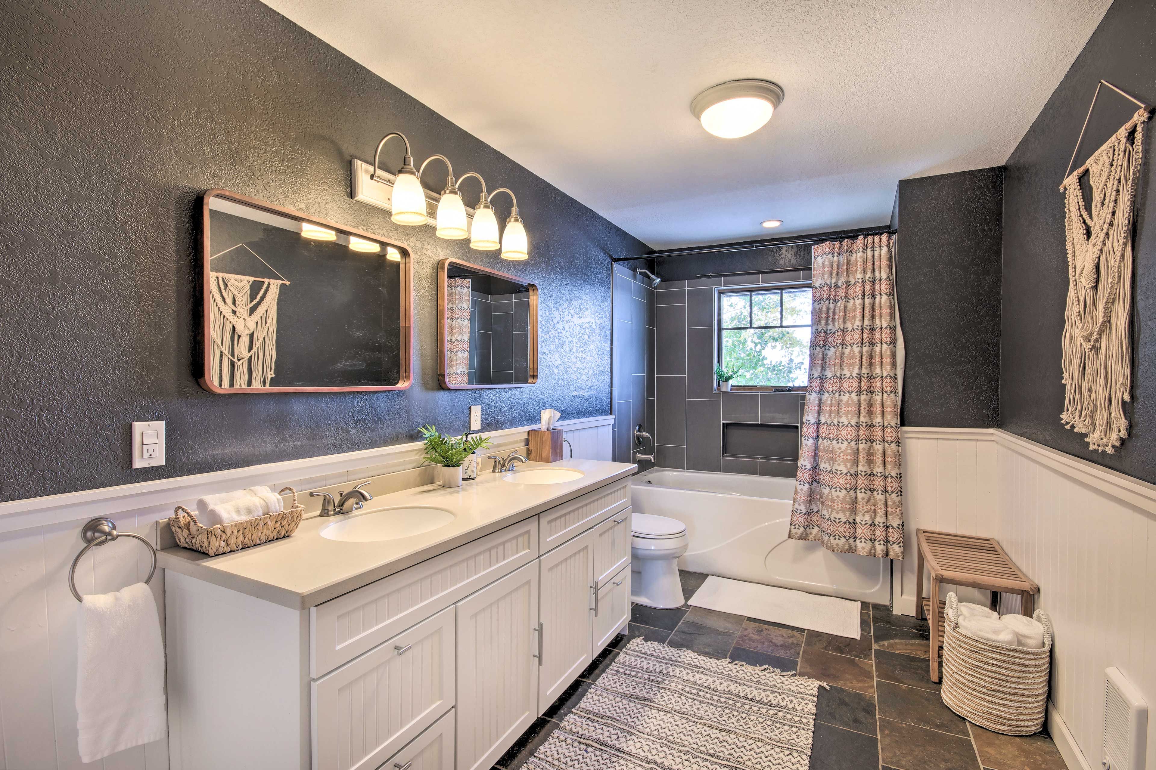 Full Bathroom | 1st Floor | Towels Provided | Complimentary Toiletries
