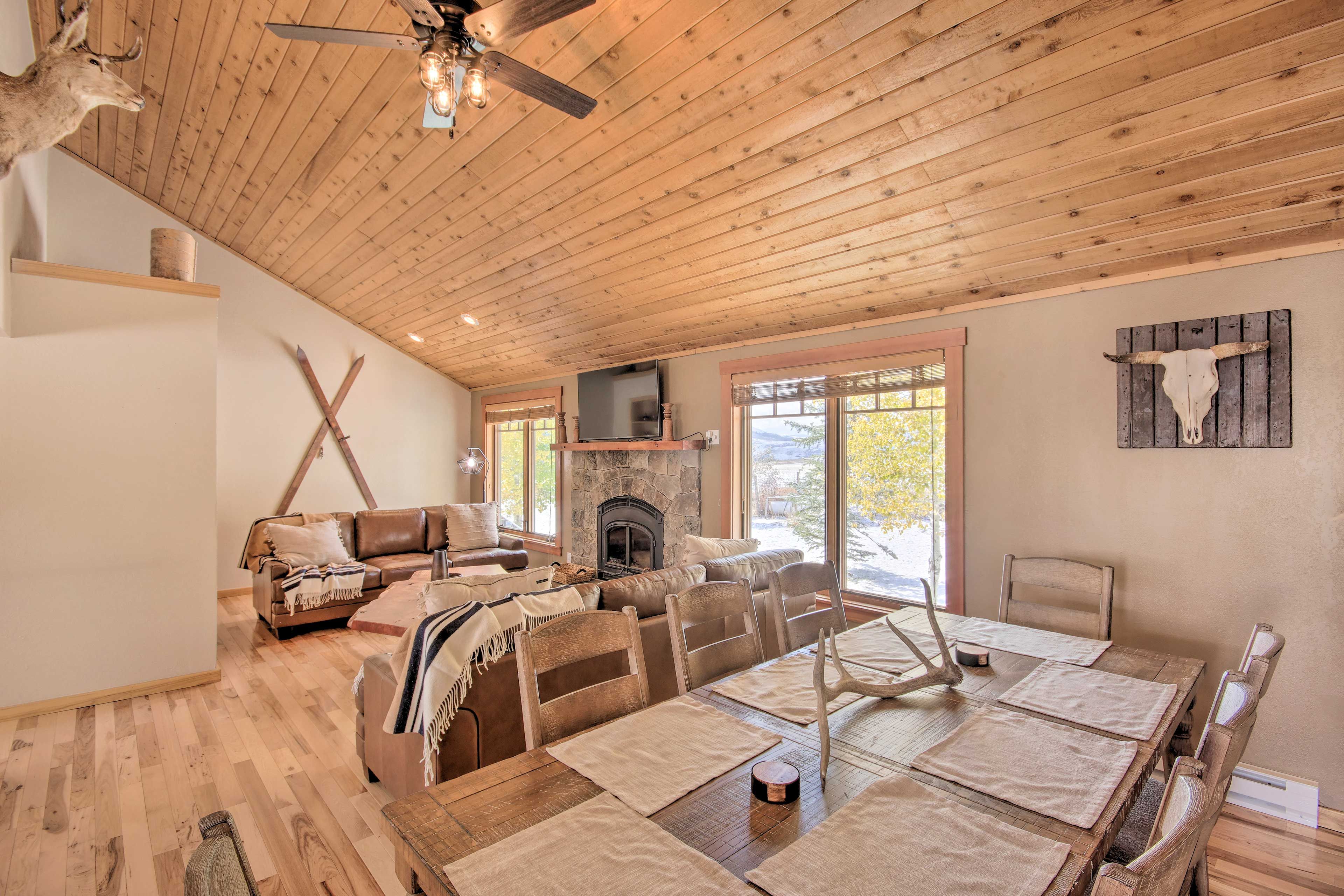 Living Room | Free WiFi (50 Mbps) | Smart TV | Fireplace