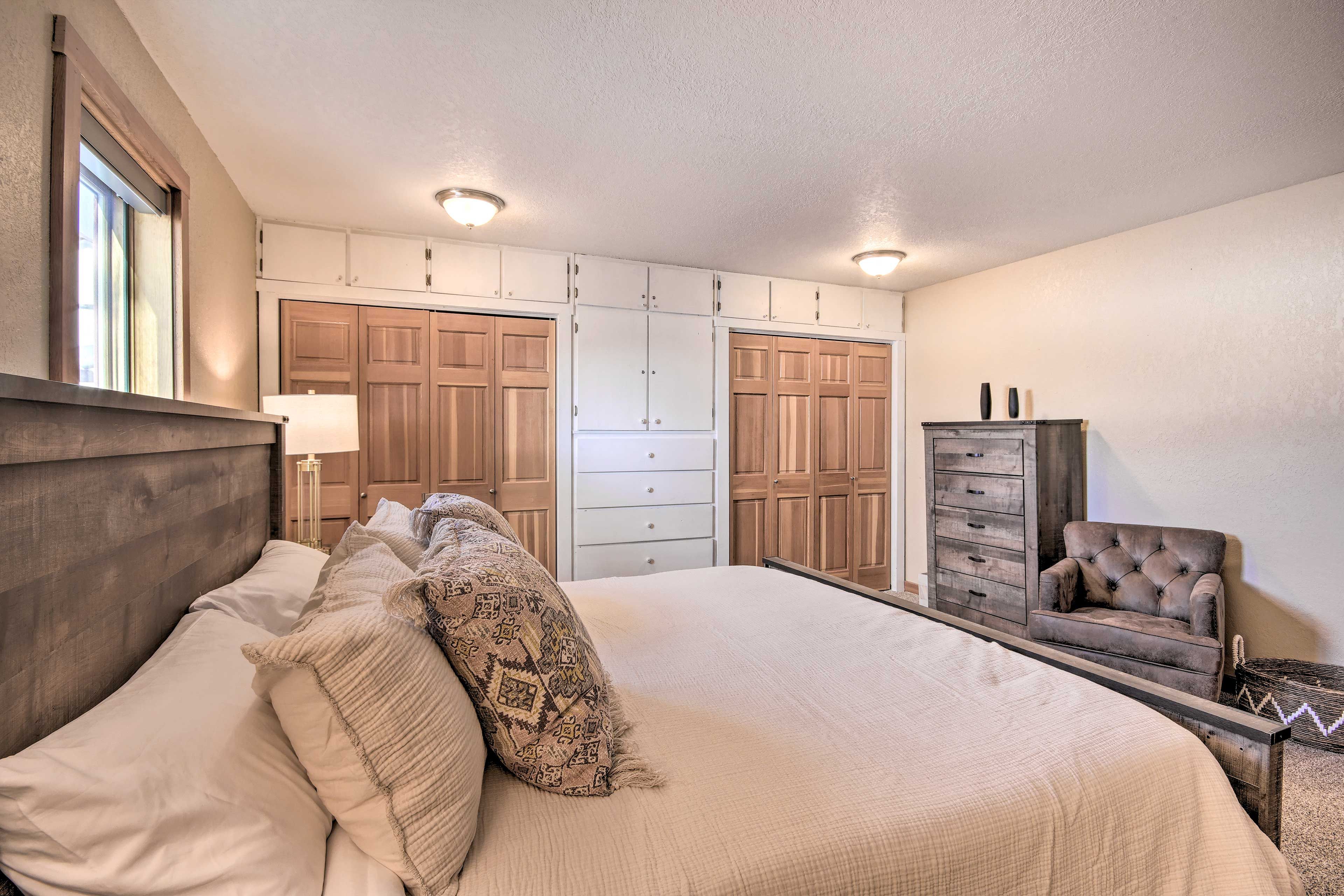 Bedroom 5 | King Bed | Basement | En-Suite Bathroom
