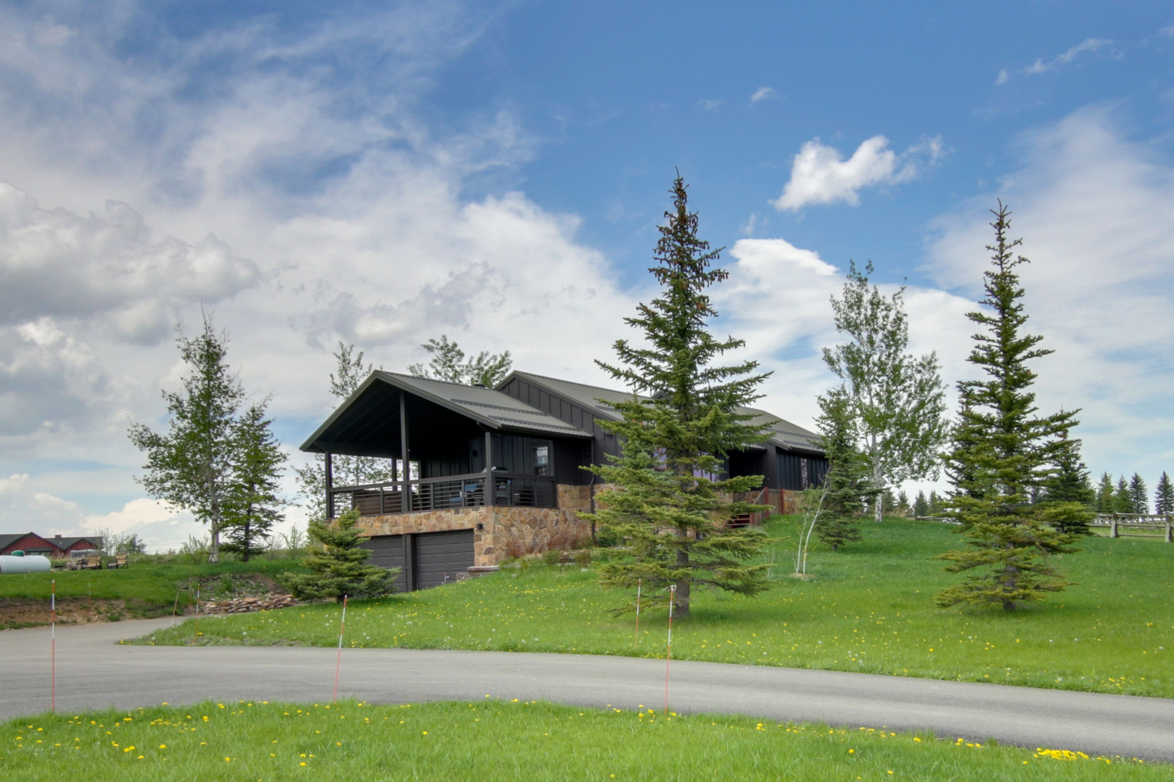 Parking | Driveway (4 Vehicles) | RV/Trailer (25' Max) | 4WD in Winter