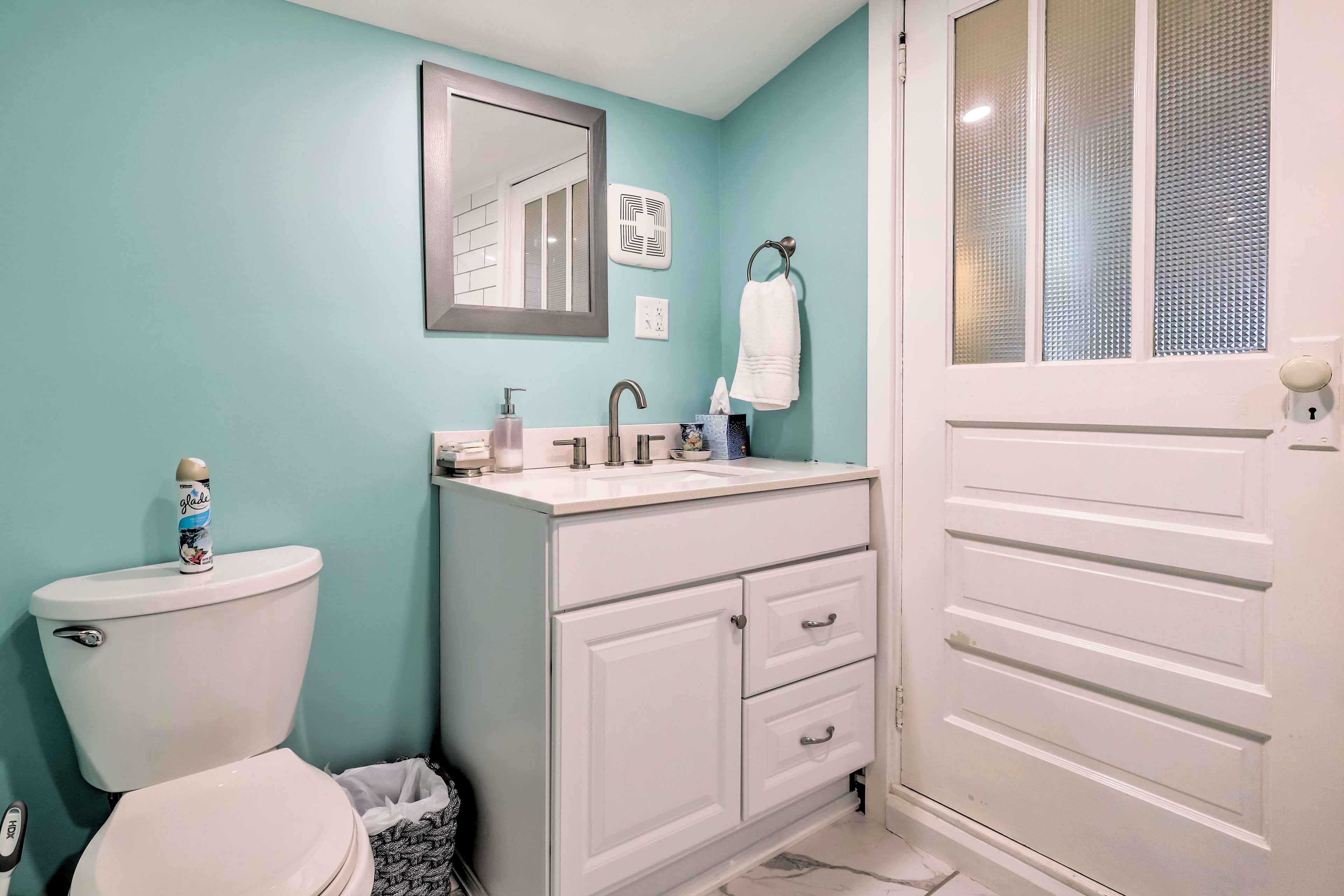 Full Bathroom | Complimentary Toiletries | 2nd Floor