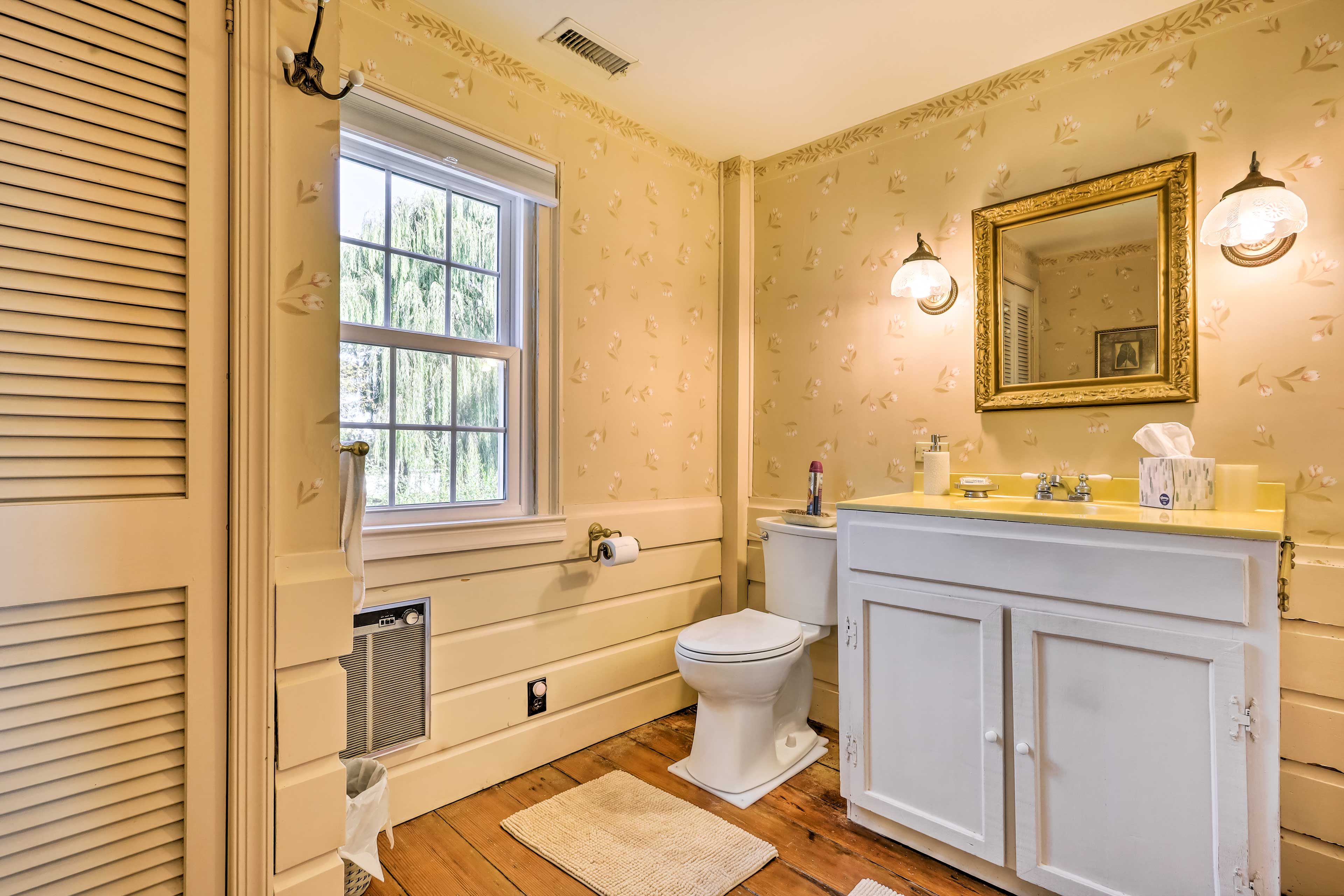 Full Bathroom | Complimentary Toiletries | 2nd Floor