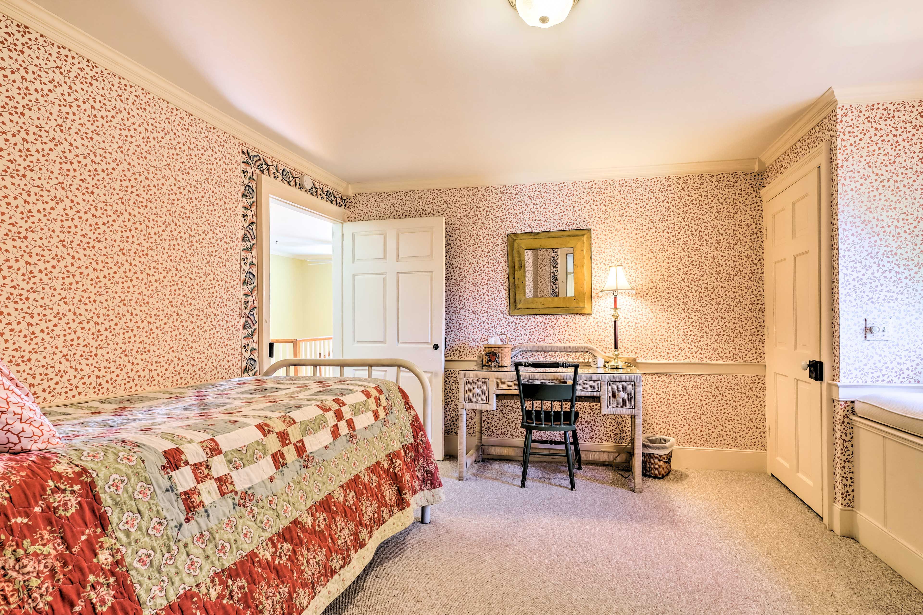 Bedroom 3 | Twin Bed | Laptop Workspace | 2nd Floor