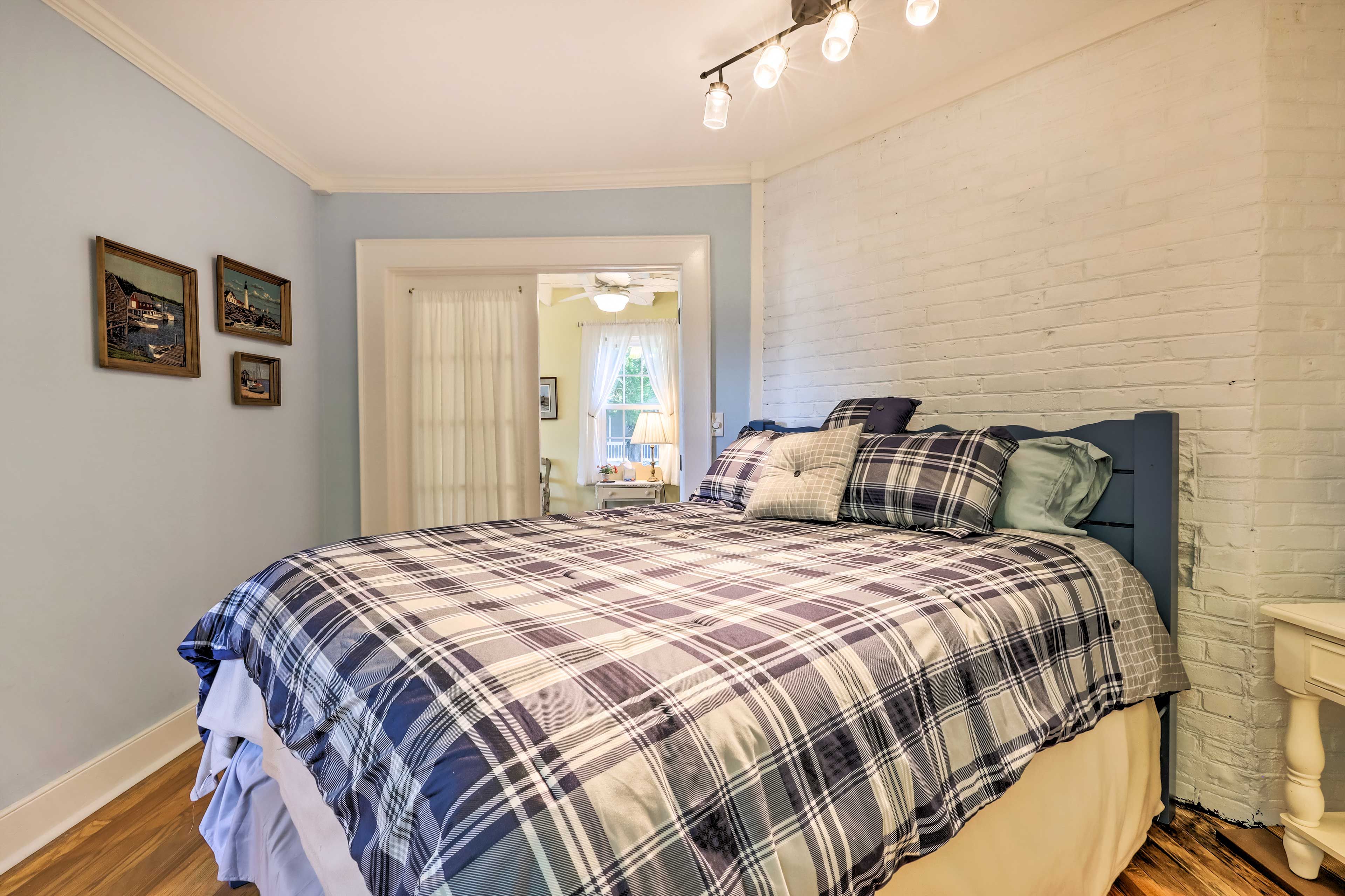 Bedroom 4 | Queen Bed | 1st Floor
