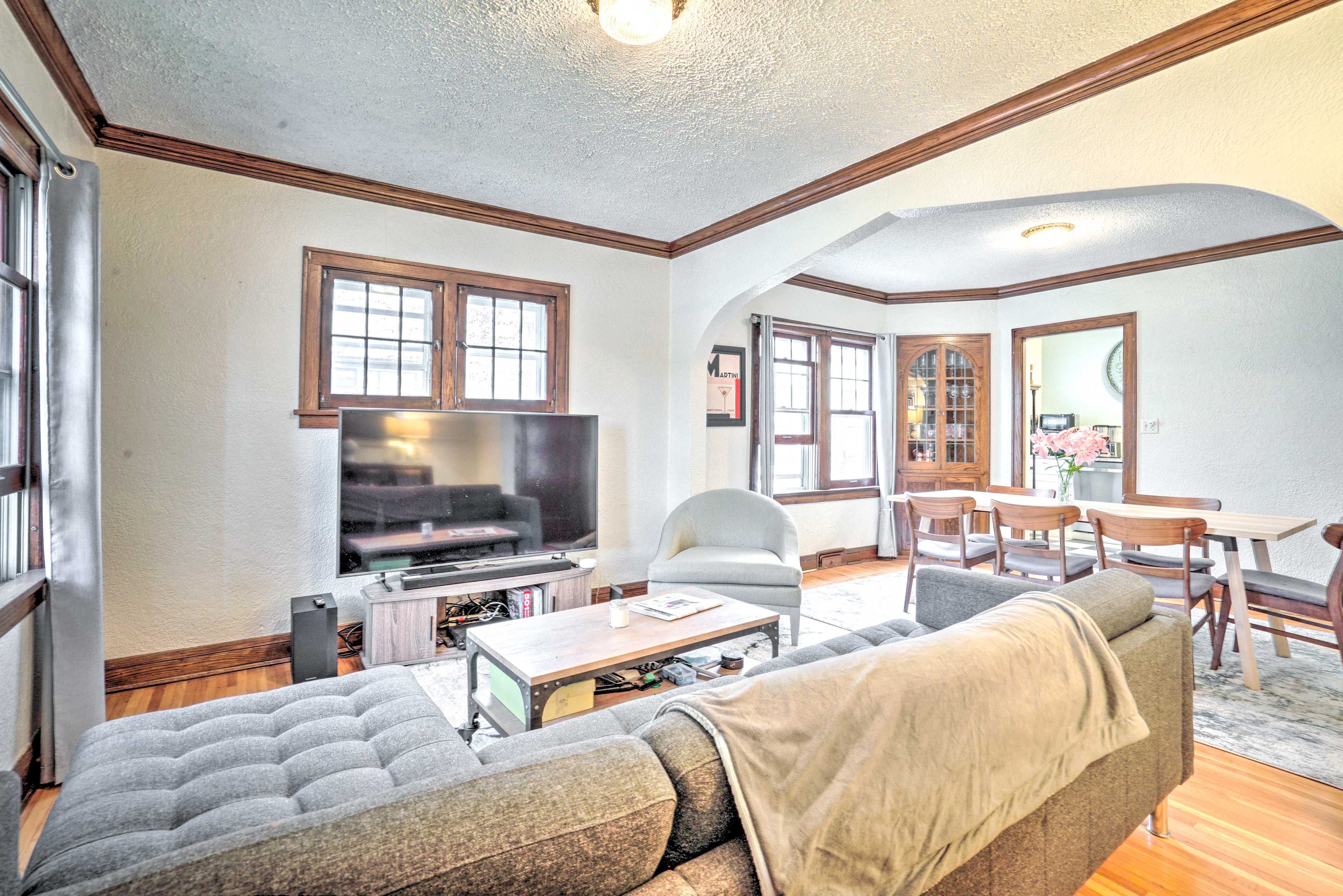 Living Room | Smart TV | Books | Central A/C & Heat