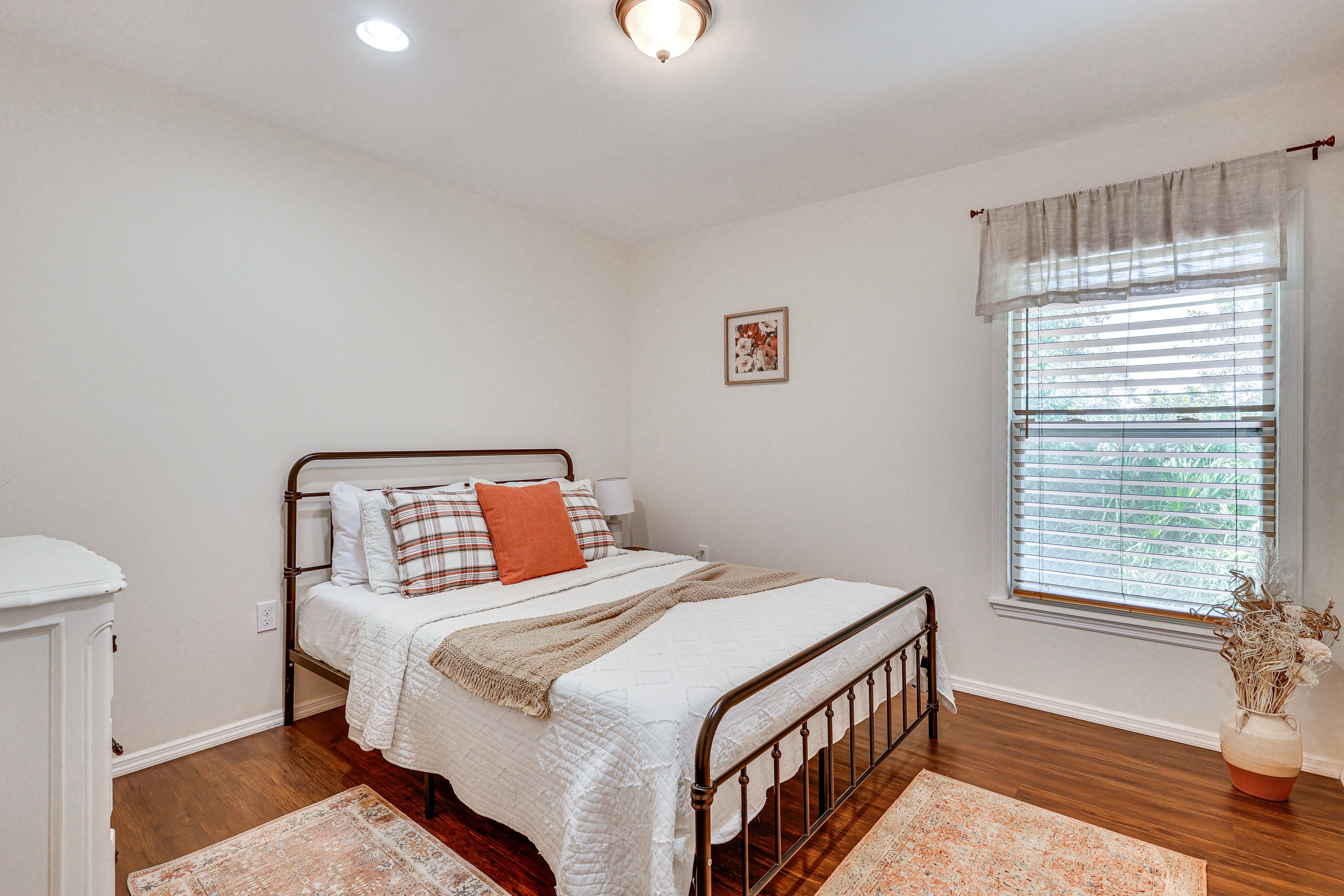 Bedroom 2 | Queen Bed