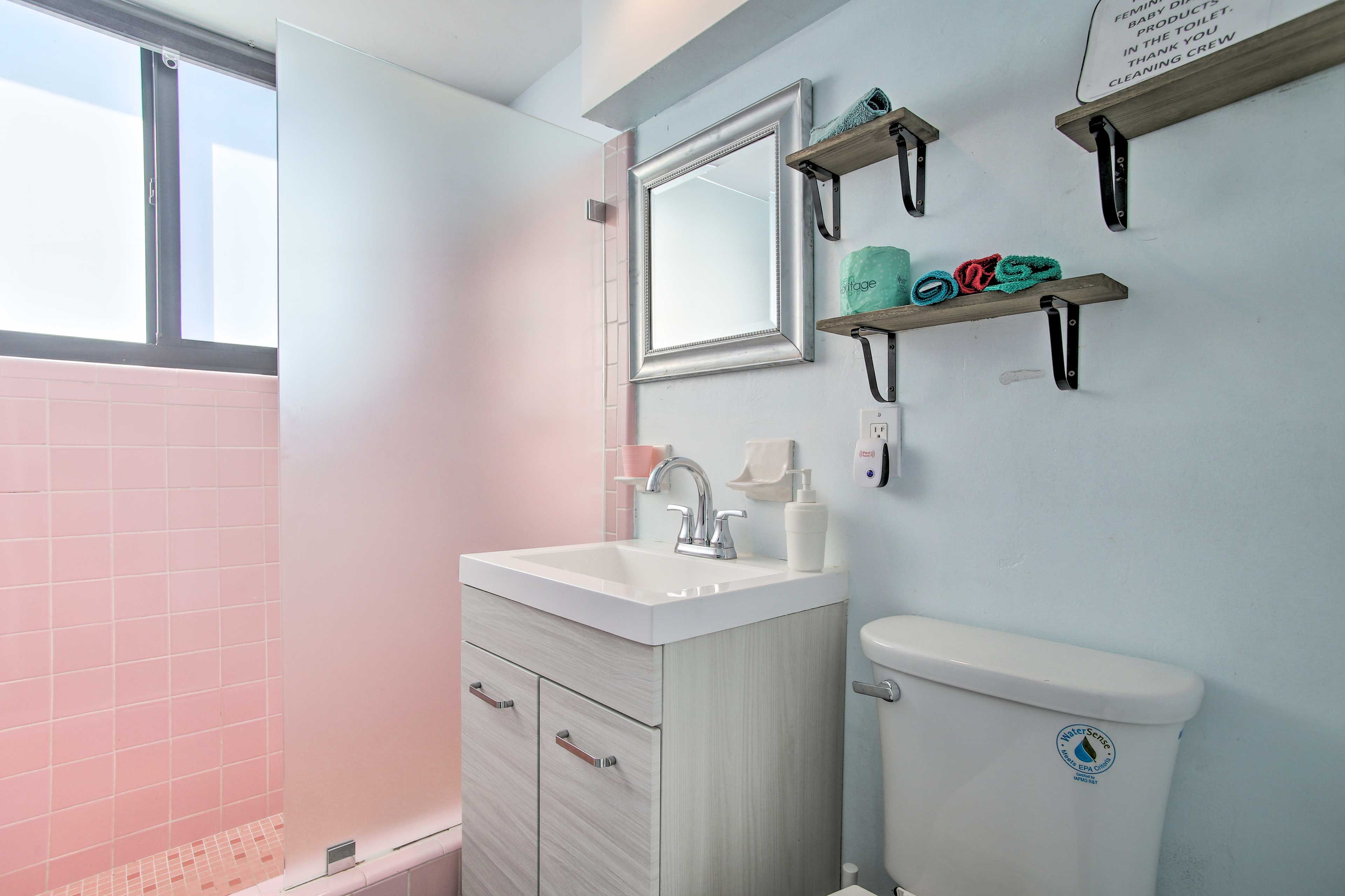 Full Bathroom | Towels Provided