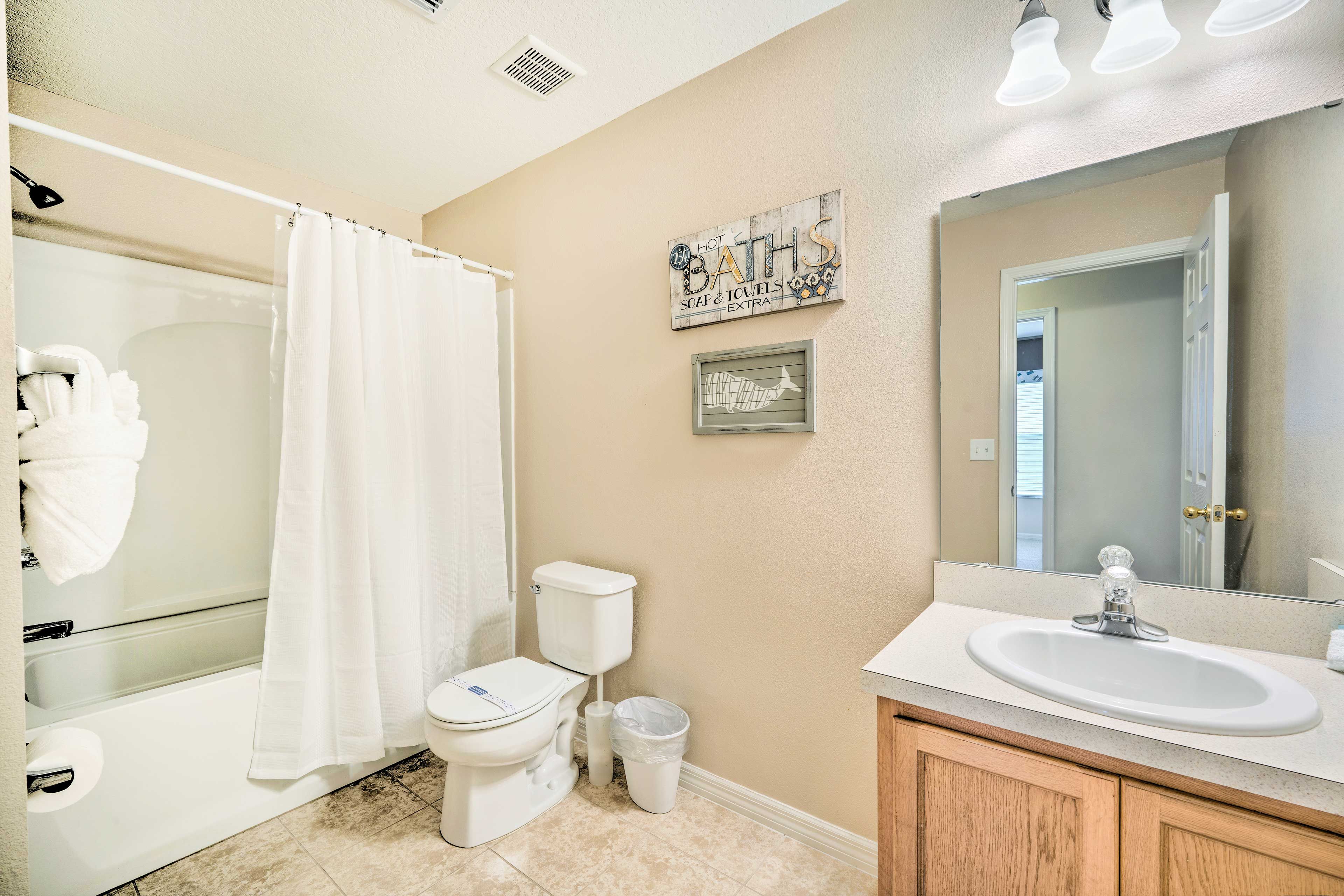 Full Bathroom | 2nd Floor | Shower/Tub Combo | Hair Dryer | Towels Provided