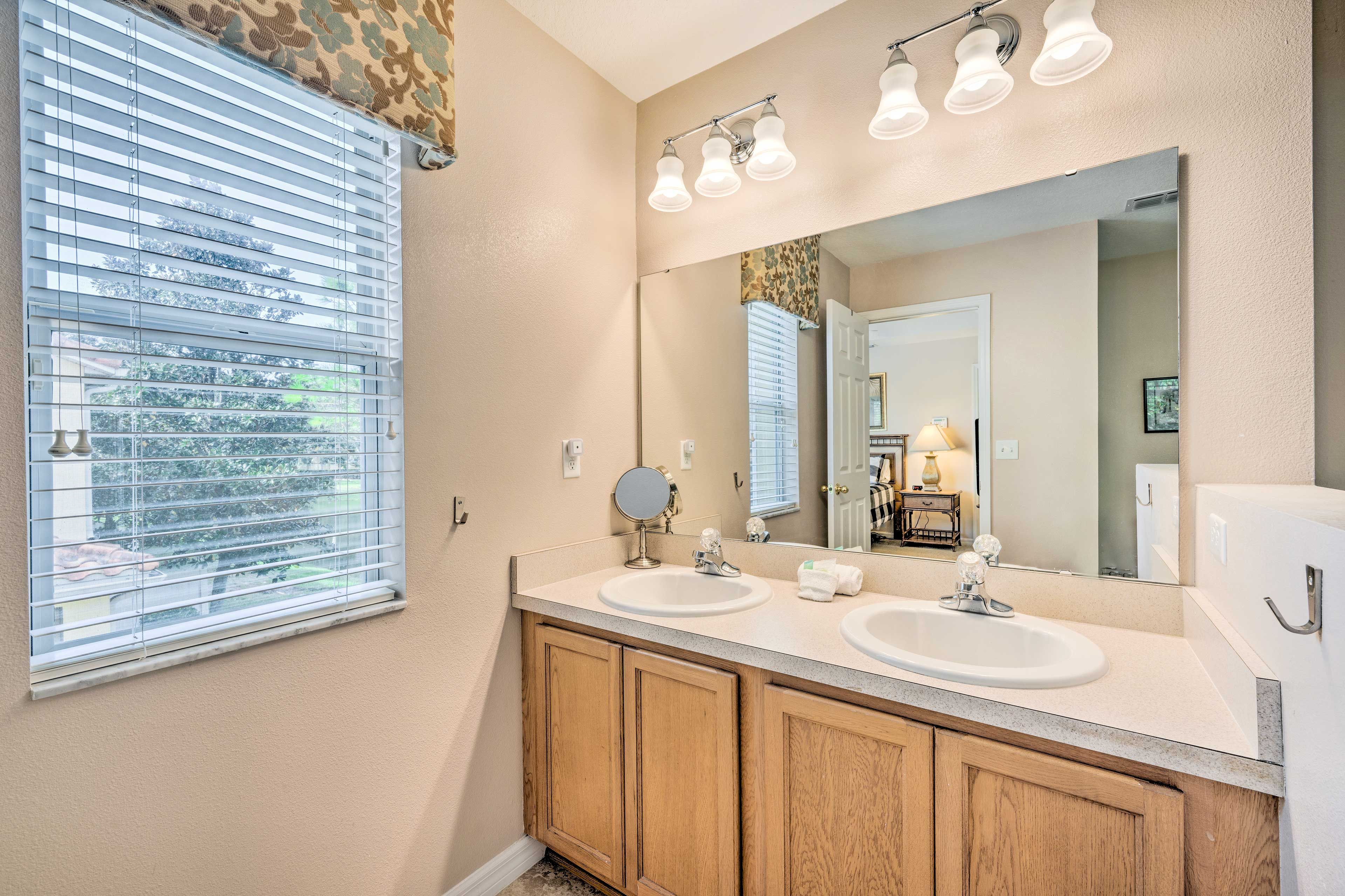 Full Bathroom | 2nd Floor | Soaking Tub | Walk-In Shower