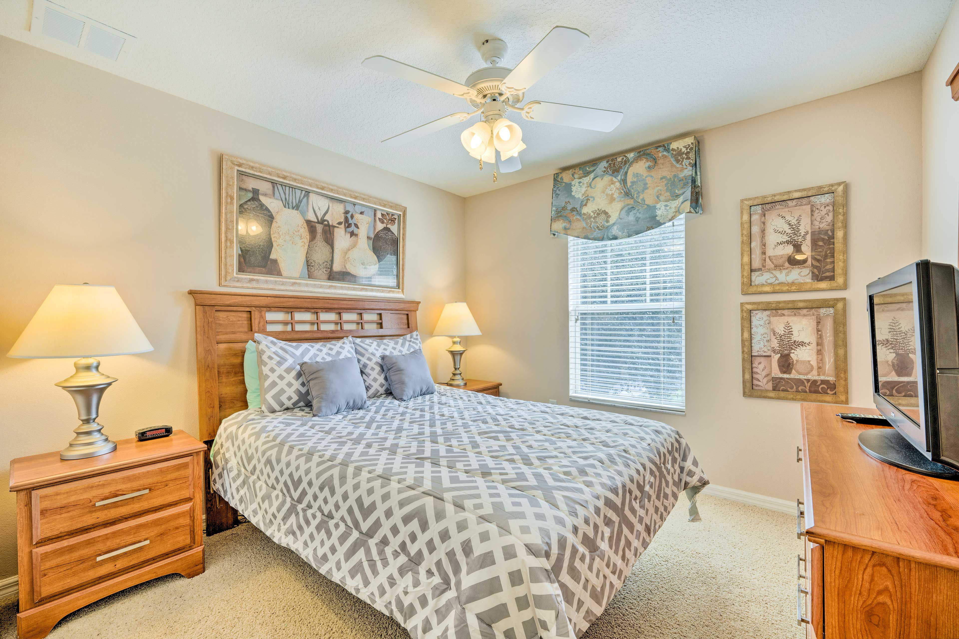 Bedroom 2 | 2nd Floor | Queen Bed | Smart TV | Closet | Ceiling Fans