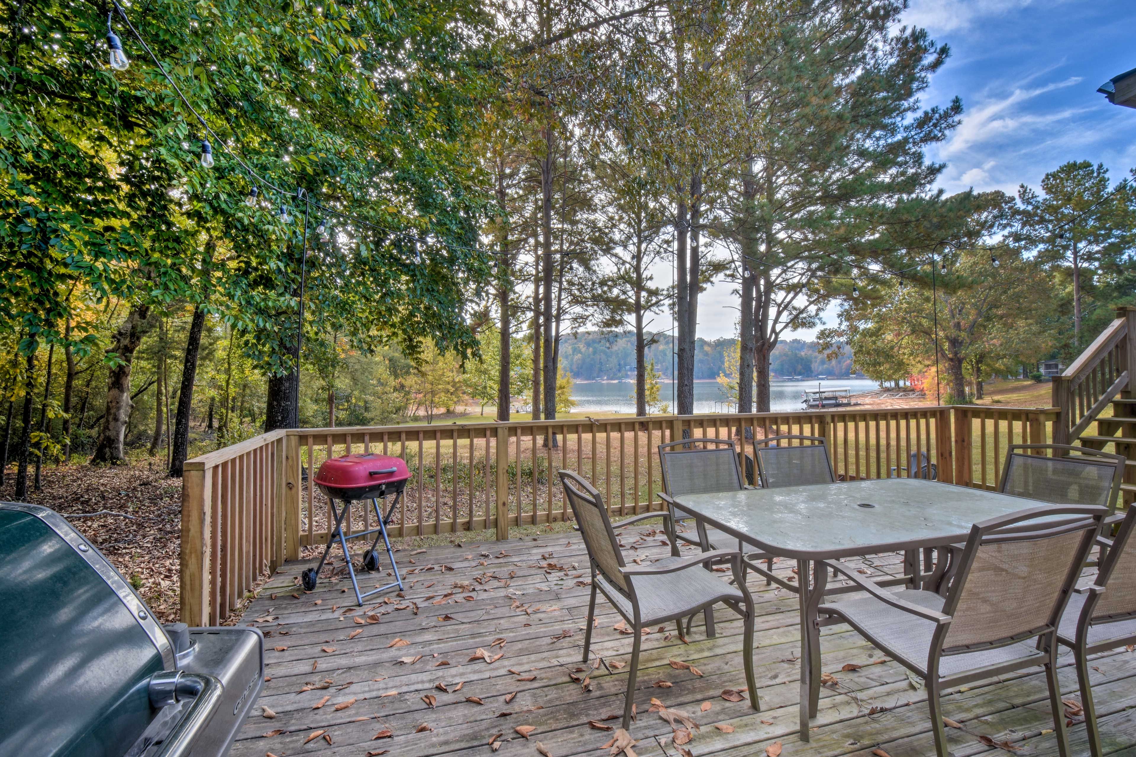 Deck | Gas Grill | Charcoal Grill | Dining Table