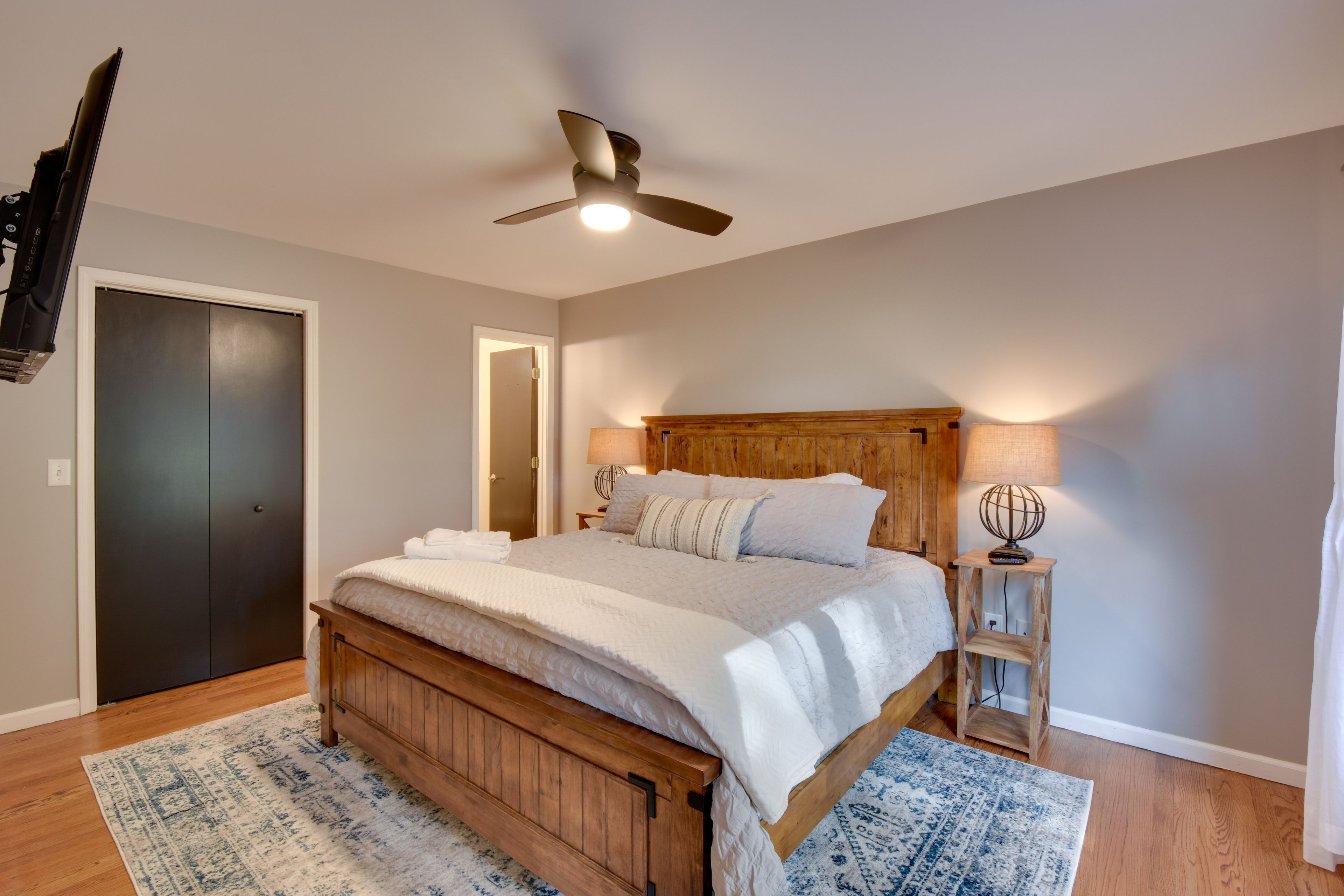 Bedroom 1 | King Bed | Smart TV | En-Suite Bathroom