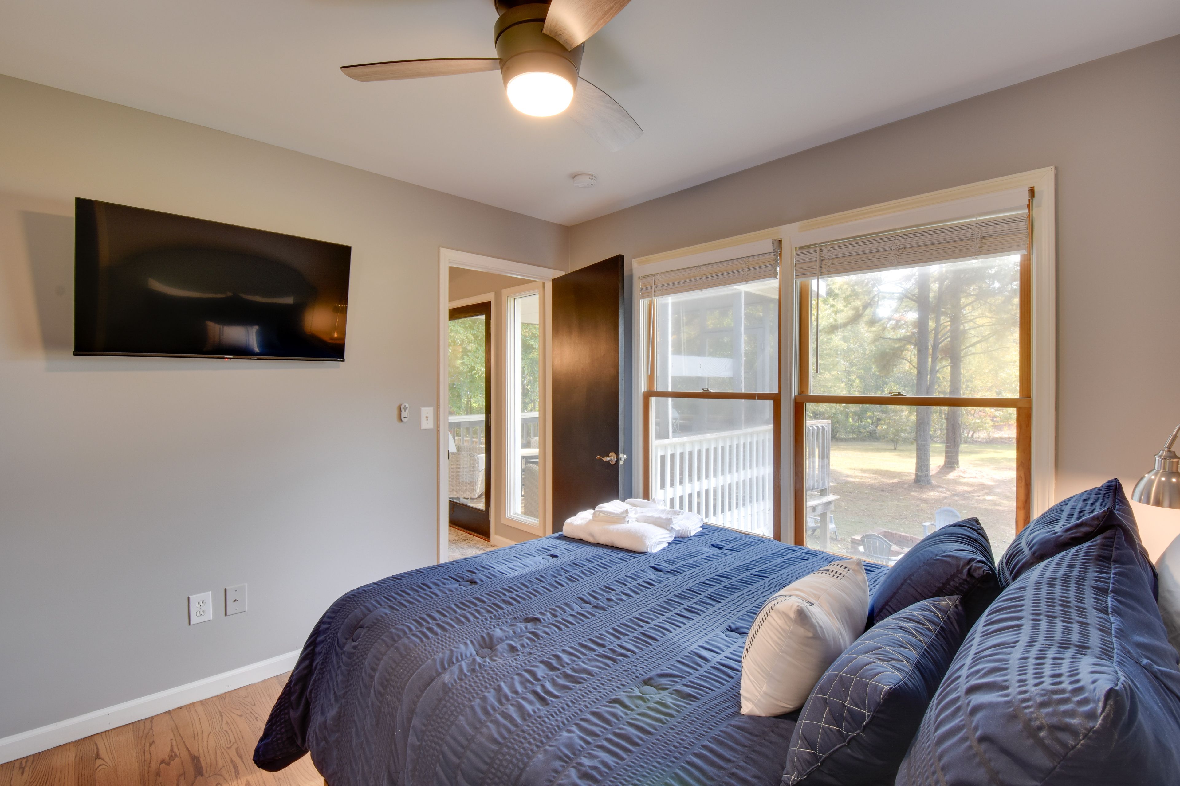 Bedroom 2 | Queen Bed | Smart TV | Shared Bathroom