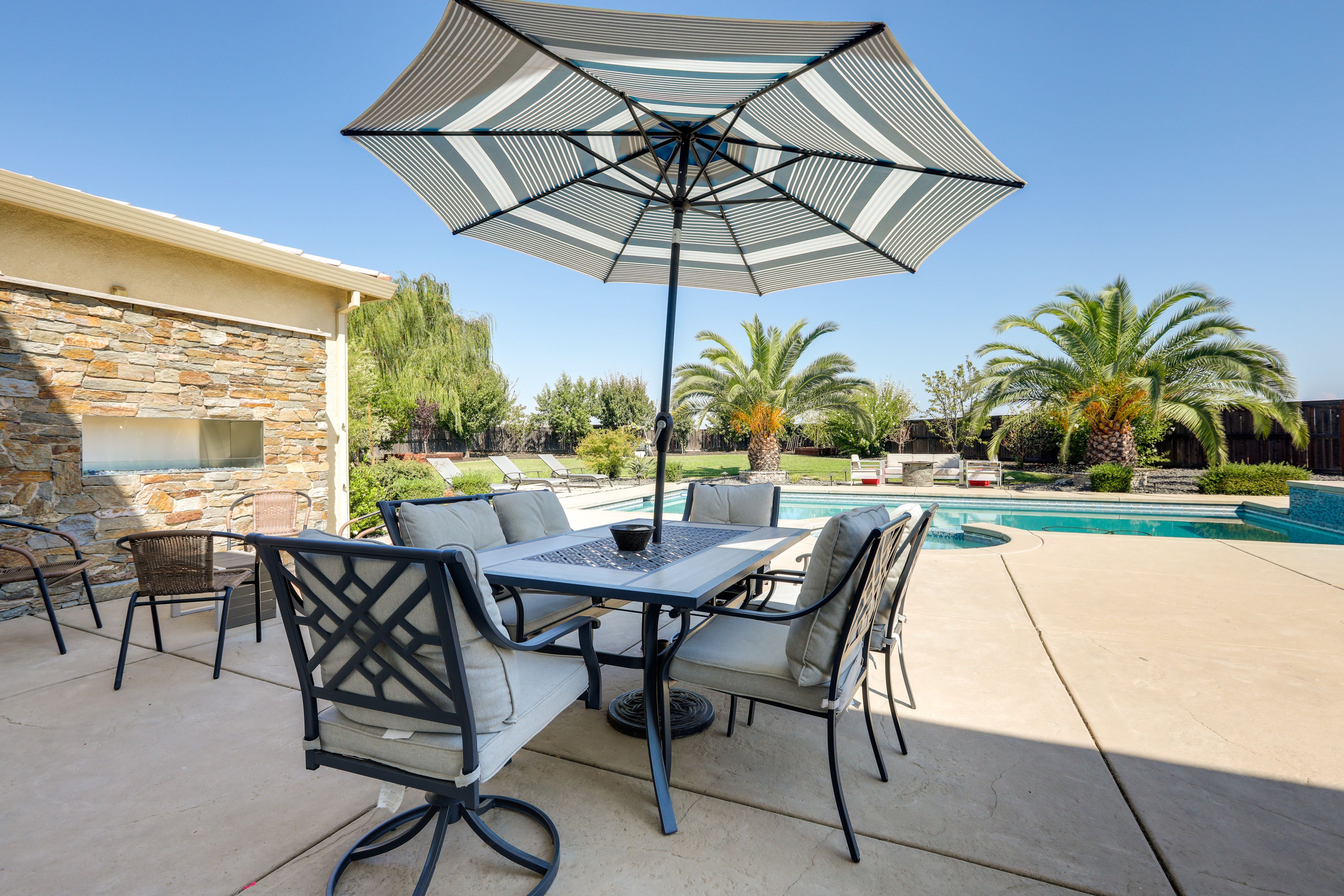 Patio | Outdoor Dining Table