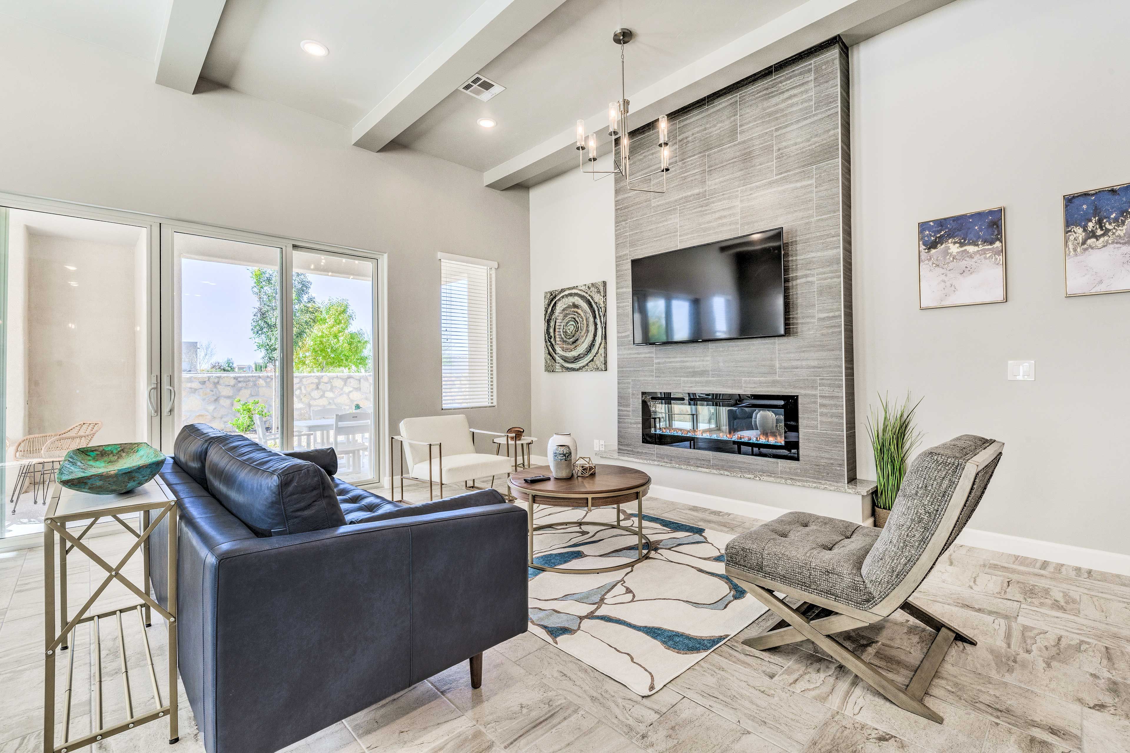 Living Room | Smart TV | Free WiFi | Central A/C & Heating