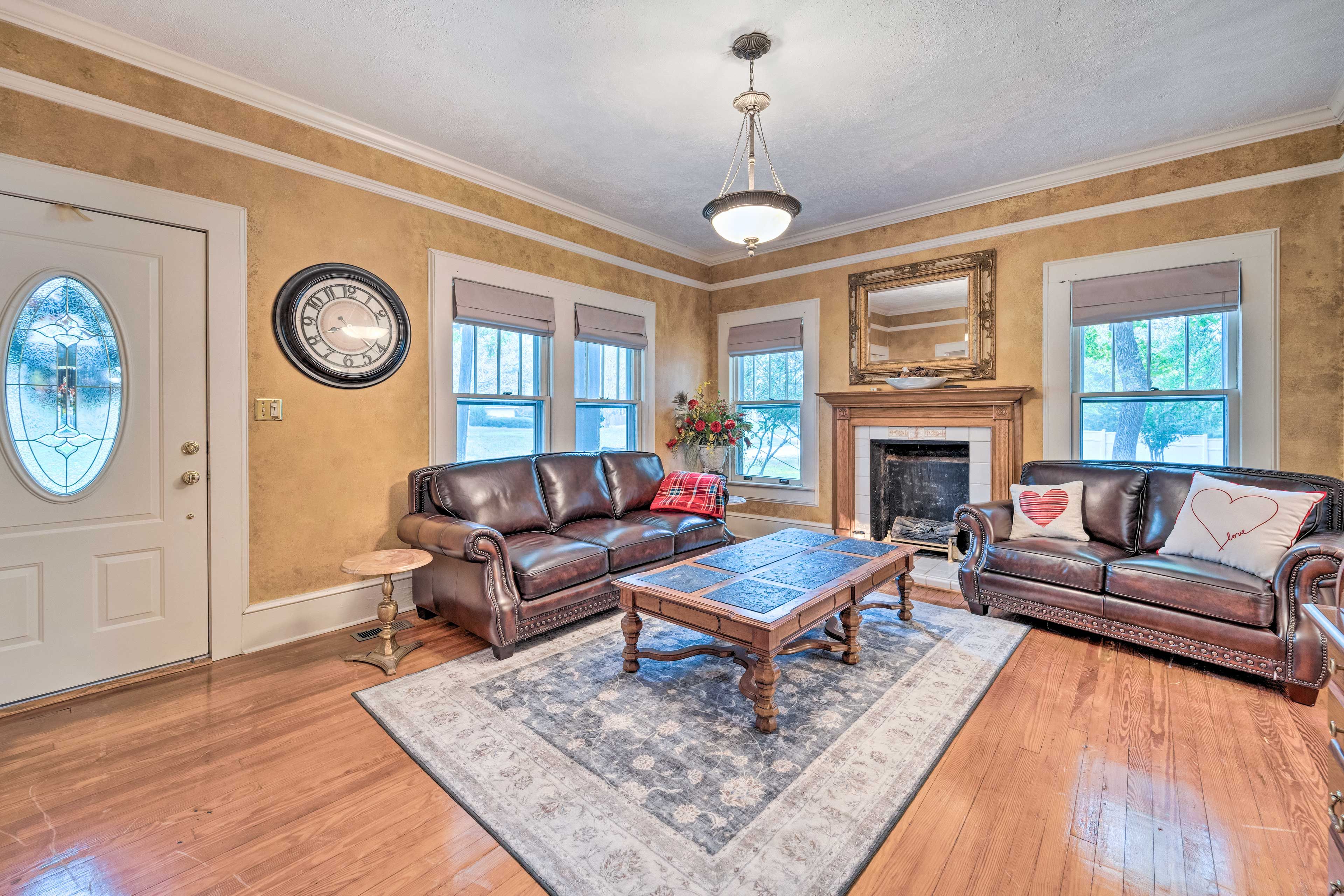Living Area | Free WiFi | Central Heating & A/C | Smart TV | Fireplace