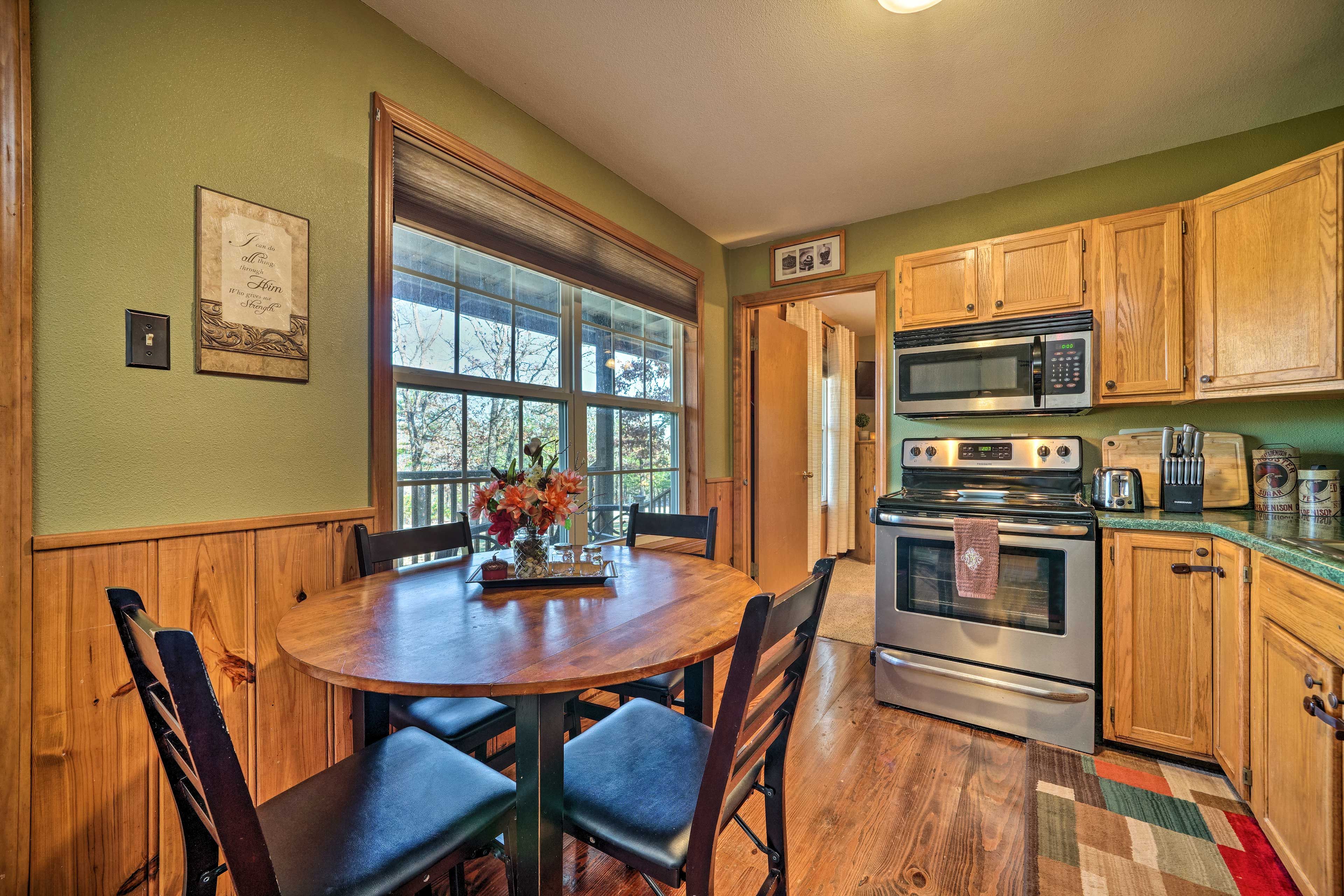 Dining Area | Dishware & Flatware Provided