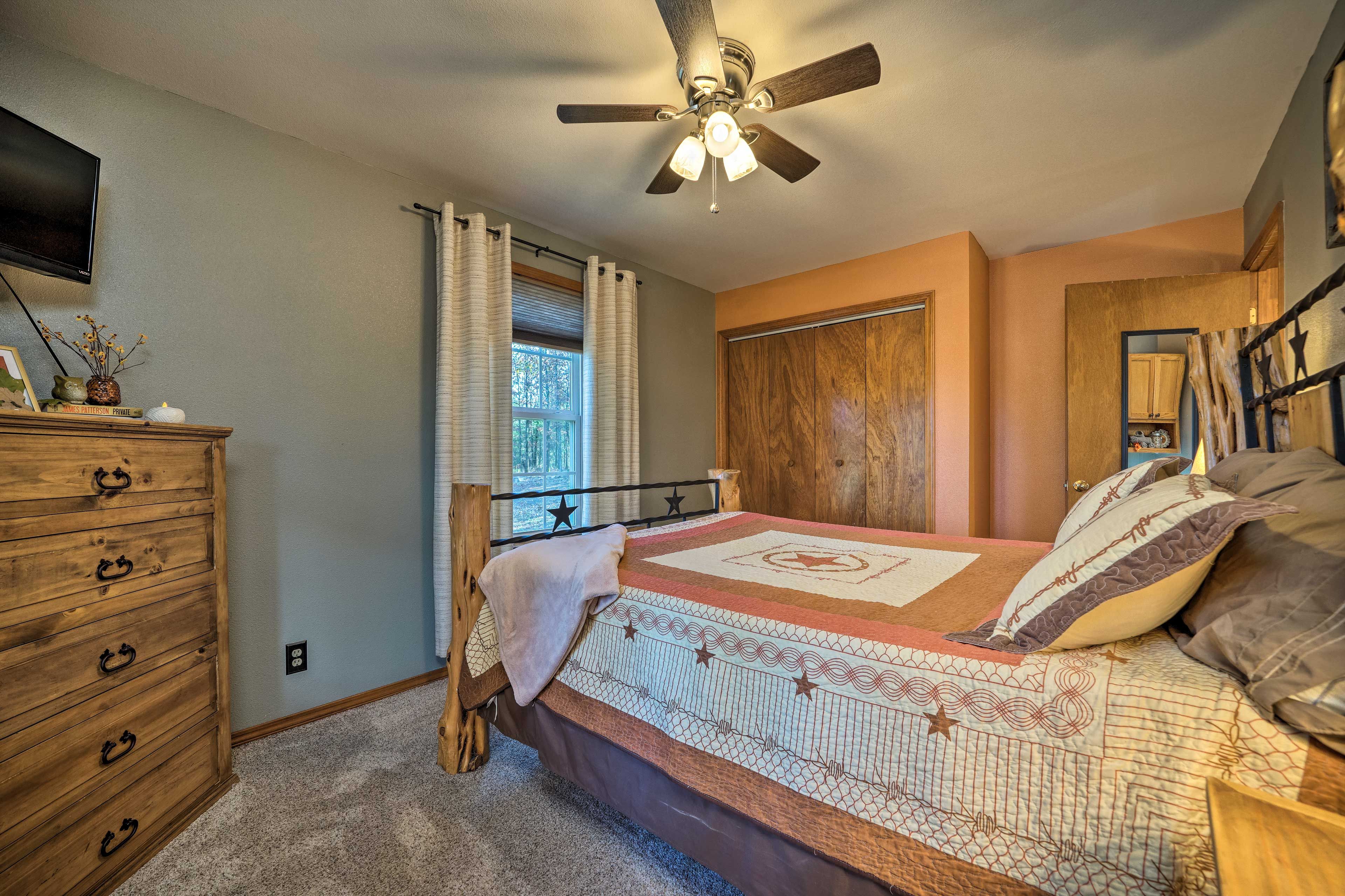Bedroom | Queen Bed | Smart TV