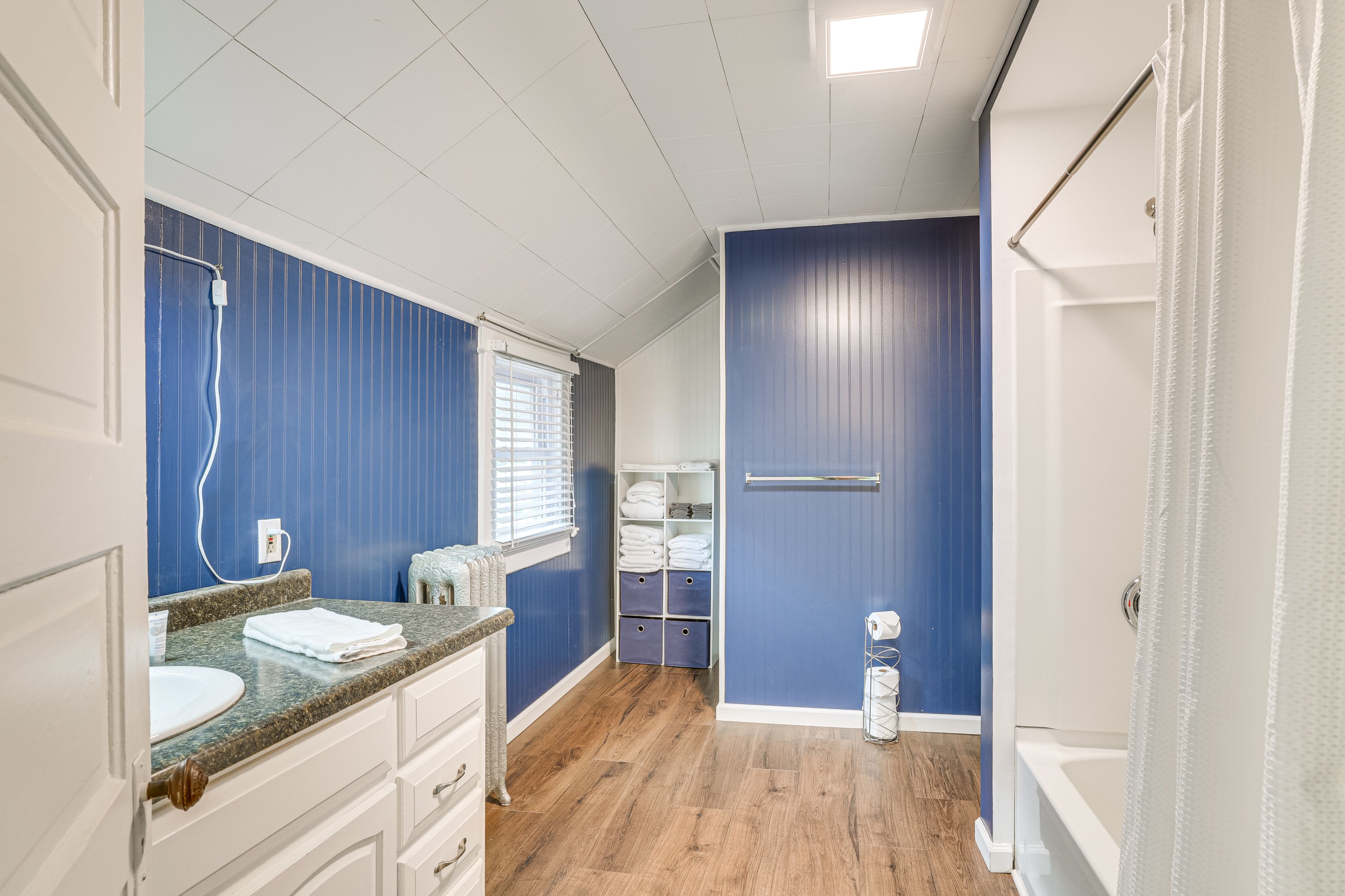 Full Bathroom | 2nd Floor