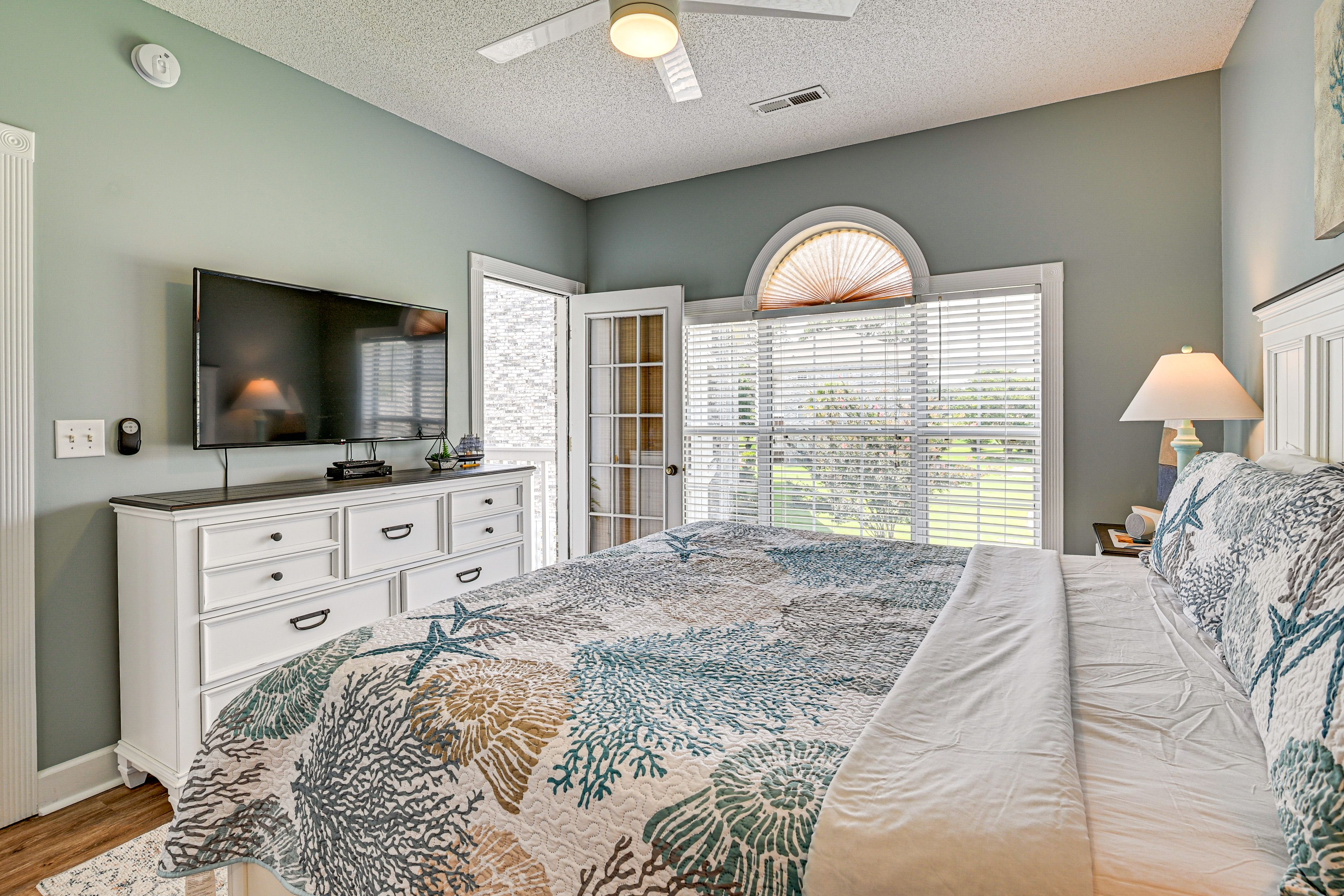 Bedroom 1 | King Bed | Smart TV | En-Suite Bathroom