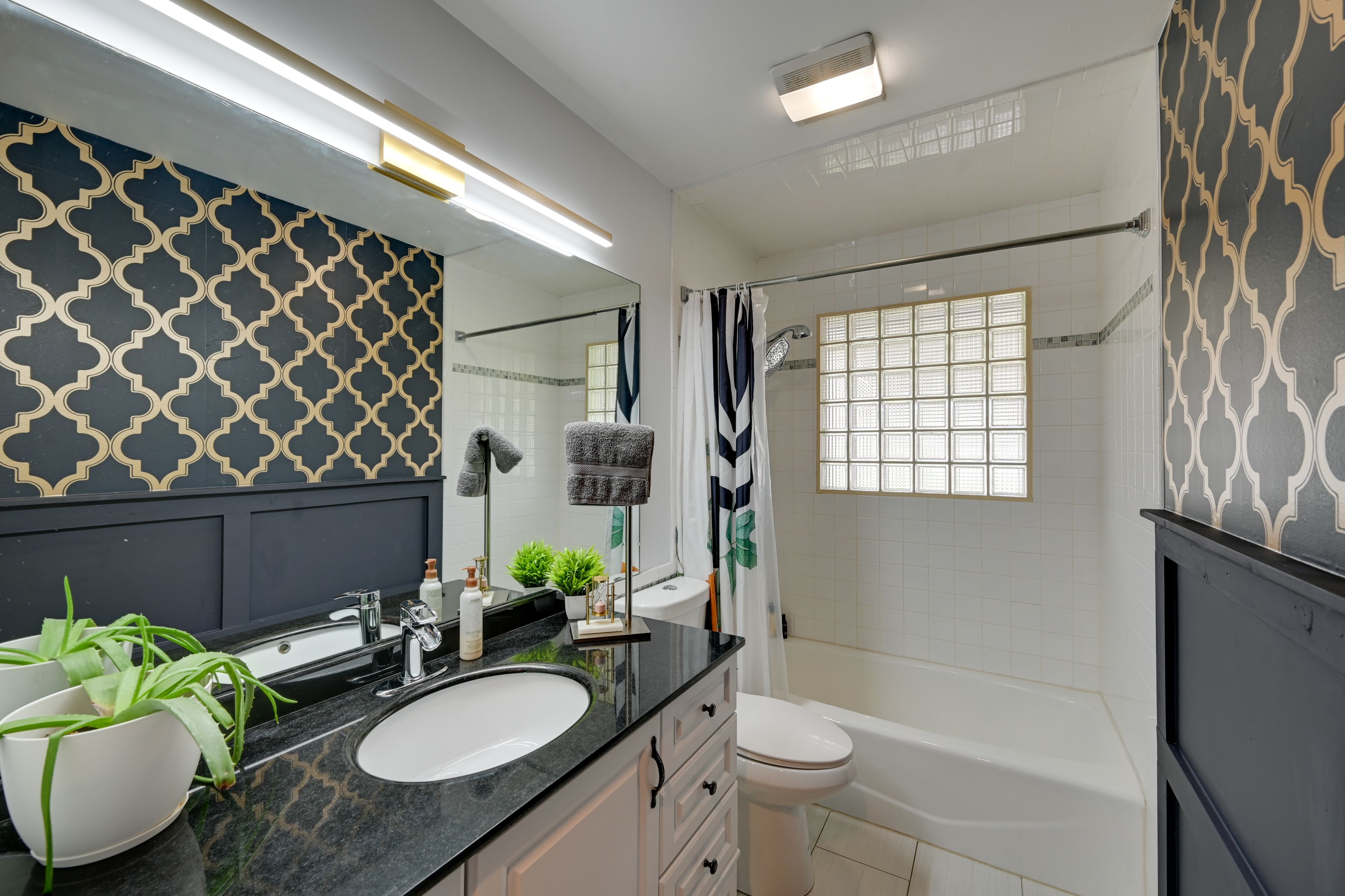 Full Bathroom | 1st Floor | Towels Provided | Complimentary Toiletries