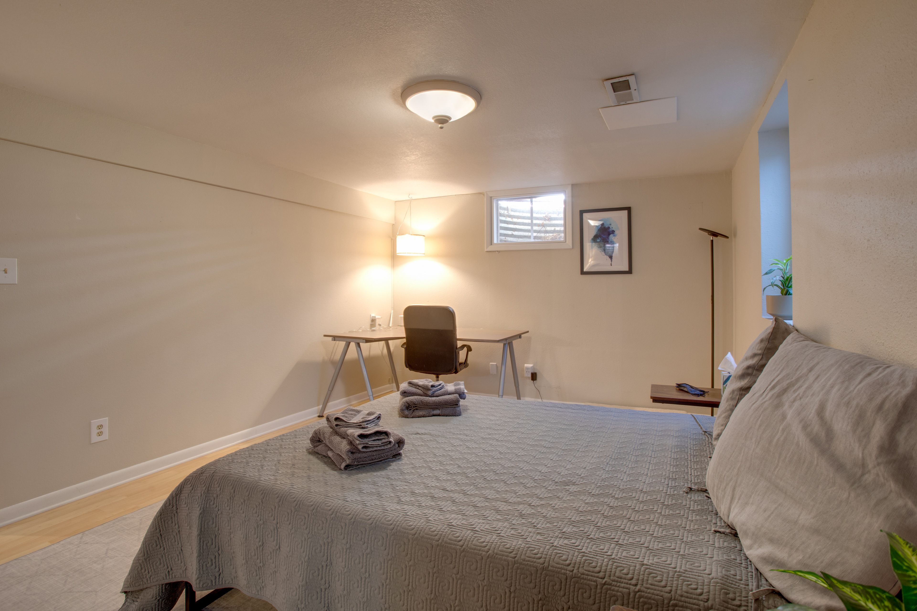 Bedroom 2 | Queen Bed | Desk